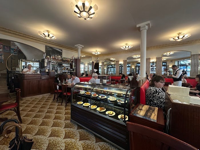 Découverte des secrets du Café de Flore : Avis honnête à Paris Découverte des secrets du Café de Flore : Avis honnête à Paris