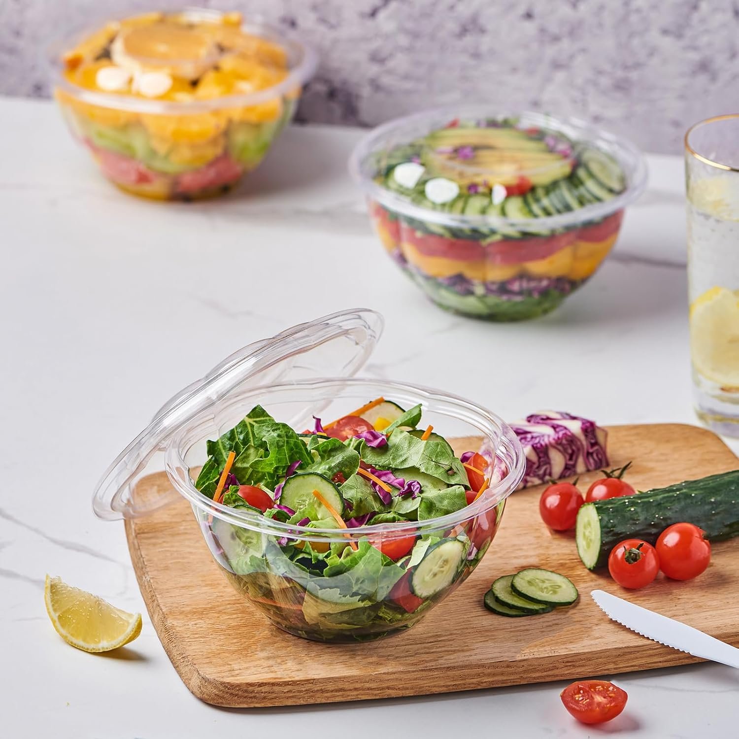 Grossiste en Vrac de 50 Sets de Bols à Salade Plastique Transparent 32 oz avec Couvercles Hermétiques pour Fruits, Quinoa et Repas, Marque Blanche de Contenants à Emporter.