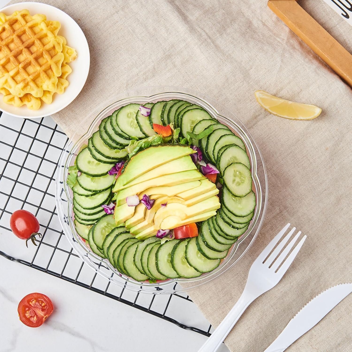 Grossiste en Vrac de 50 Sets de Bols à Salade Plastique Transparent 32 oz avec Couvercles Hermétiques pour Fruits, Quinoa et Repas, Marque Blanche de Contenants à Emporter.