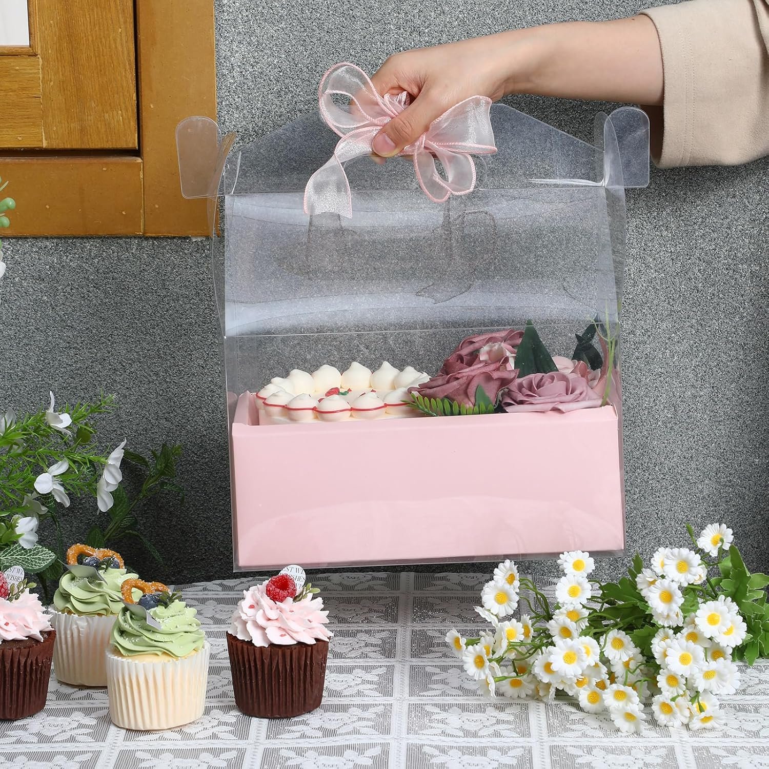 Grossiste boîte transparente à gobelet avec anse, 10 pièces pour gâteau et fleurs, dimensions 4 pouces, packaging cadeau pour fête des mères, mariage et anniversaire, fabricant de fournitures en vrac, logo personnalisé.
