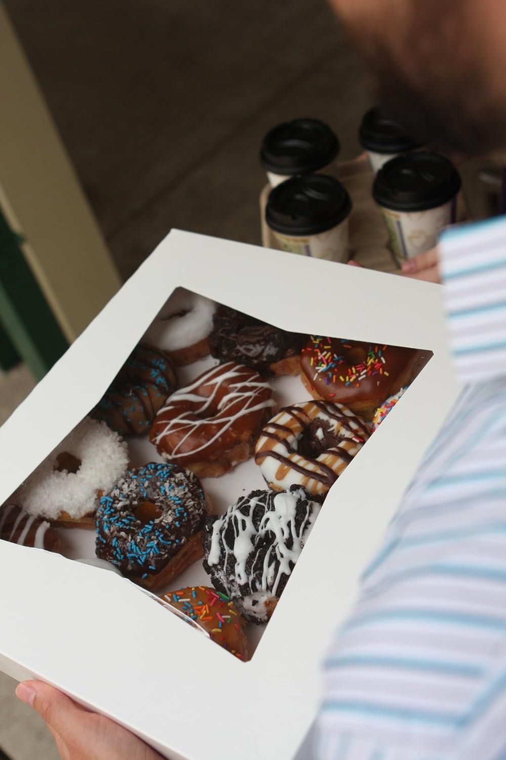 Grossiste en Vrac Boîte à Gâteaux Blanche avec Fenêtre (100 pièces) 16x12x2.5, Fournisseur de Contenants Pop-Up pour Gâteaux, Cookie Box à Usage Unique, Logo Personnalisé, Boîte à Beignets 24543