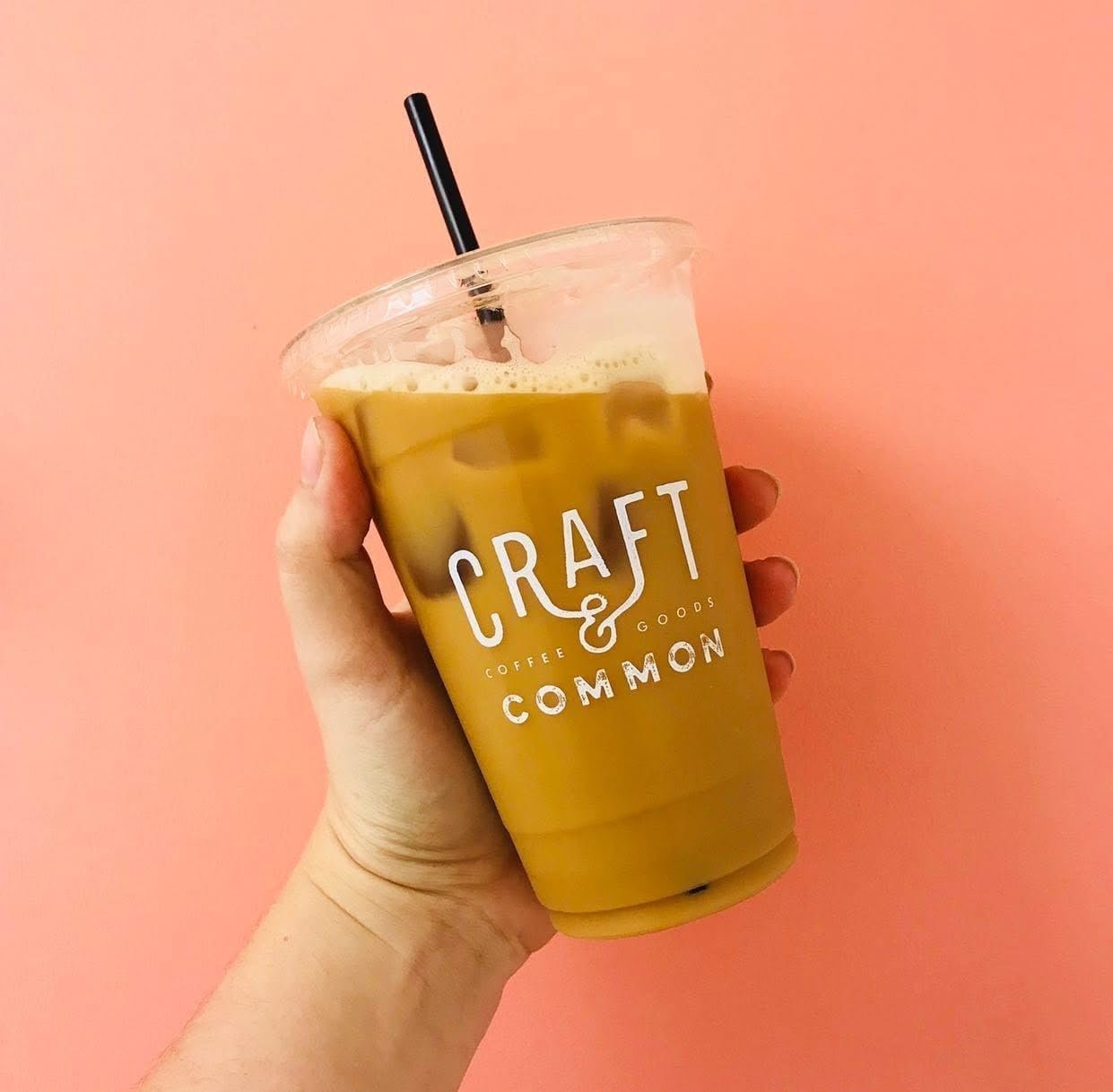 Grossiste en gobelets en plastique PET personnalisés de 16 oz pour boissons froides (quantités de 100 à 1 000) avec logo personnalisé par fabricant.