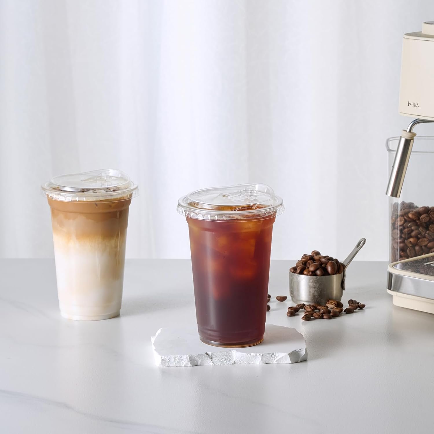 Grossiste de gobelets en plastique transparents 16 oz avec couvercles anti-paille, usinés pour boissons froides telles que café glacé et smoothies, OEM en vrac pour un service pratique.