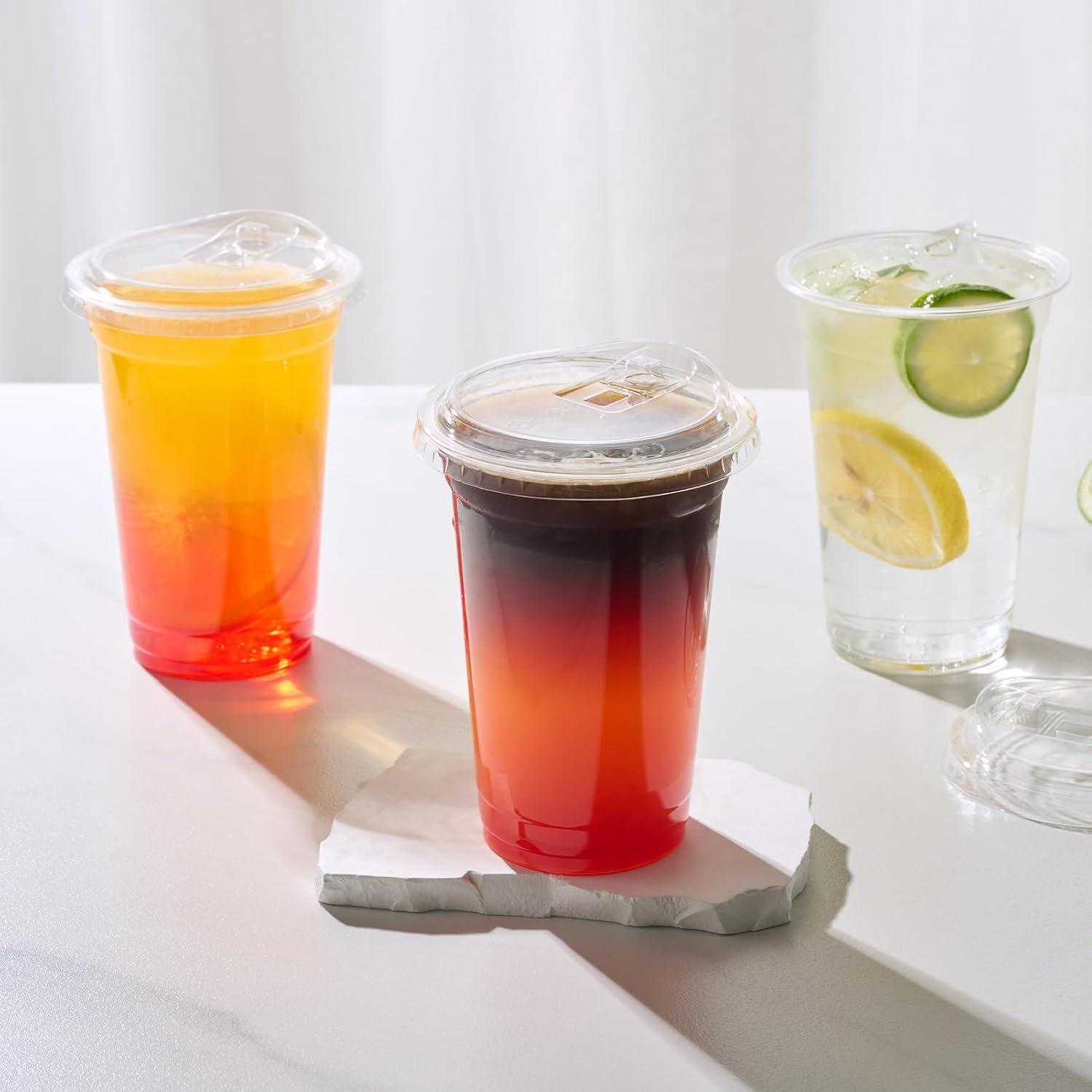 Grossiste de gobelets en plastique transparents 16 oz avec couvercles anti-paille, usinés pour boissons froides telles que café glacé et smoothies, OEM en vrac pour un service pratique.
