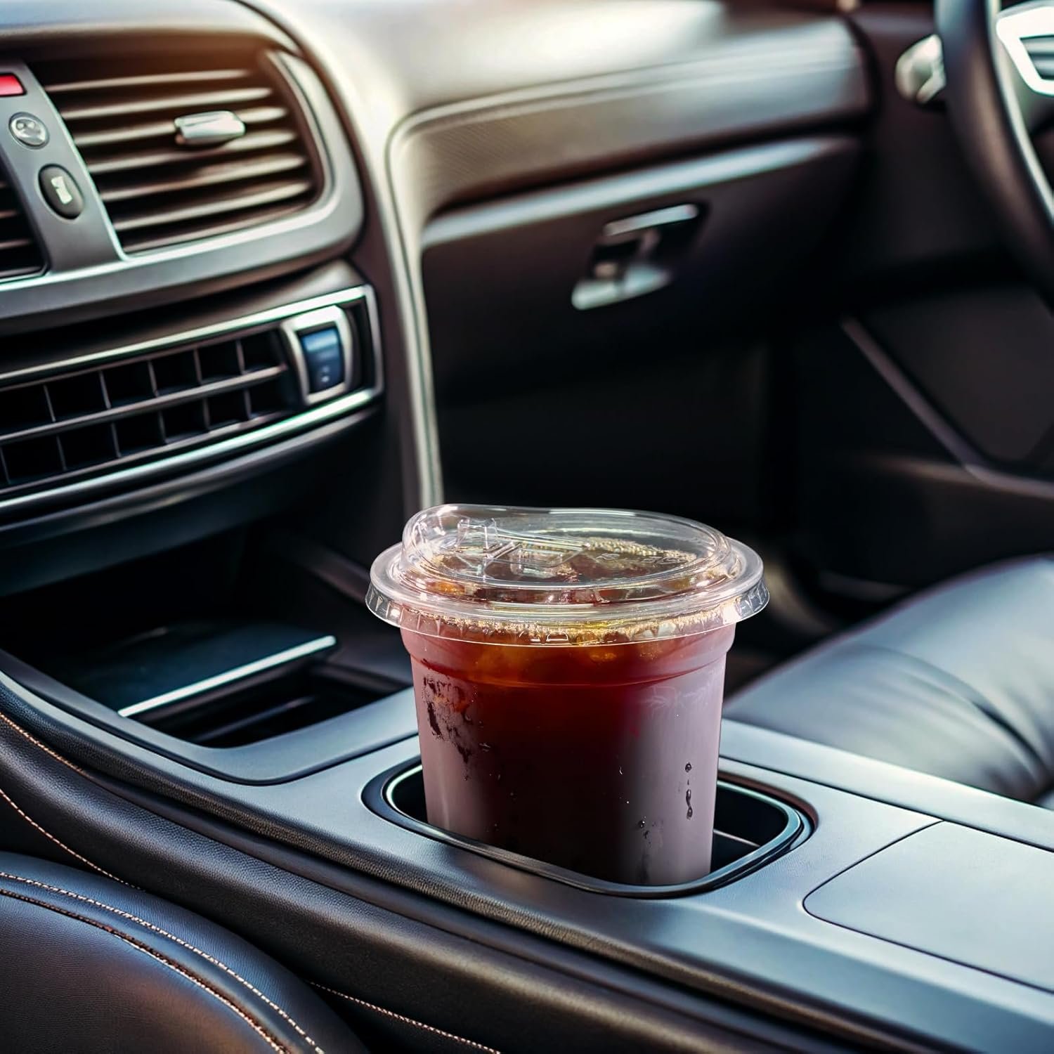 Grossiste de gobelets en plastique transparents 16 oz avec couvercles anti-paille, usinés pour boissons froides telles que café glacé et smoothies, OEM en vrac pour un service pratique.