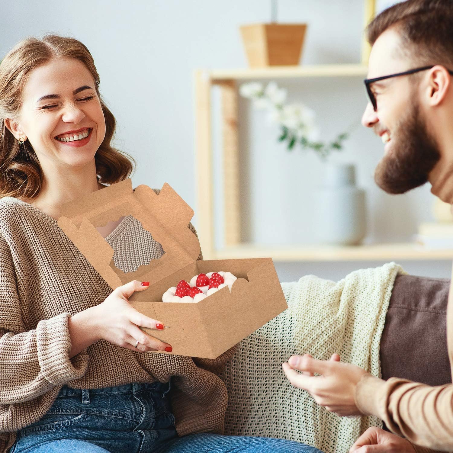 Grossiste Boxes de Pâtisserie en Vrac 24pcs 6x6x3in, Boîtes à Cookies en Brun avec Fenêtre, Papier Parchment et Autocollants Inclus, Fabricant de Boîtes pour Fête, Mariage, Anniversaire, Logo Personnalisé