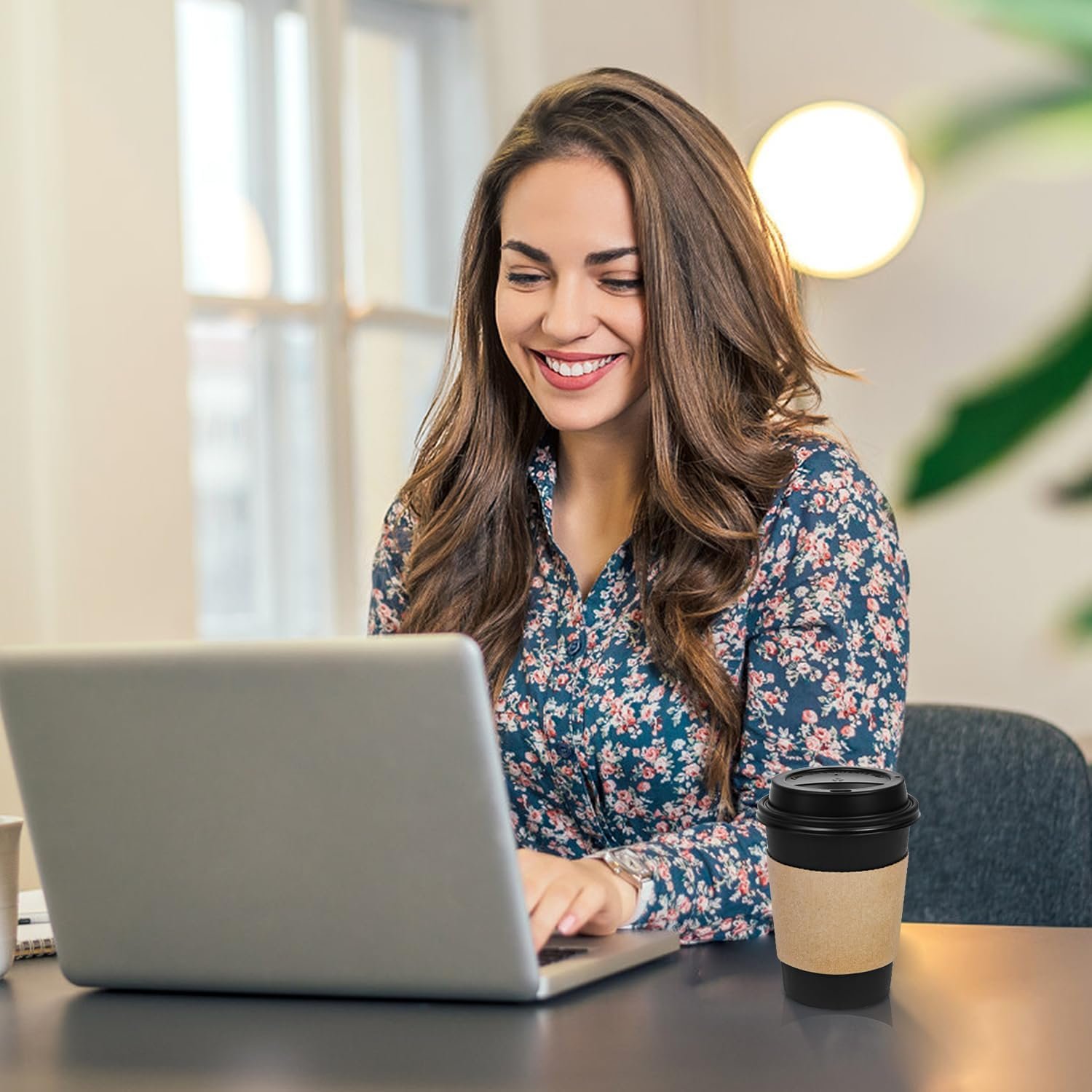 Gobelets jetables noirs de 12 oz en vrac, fabriquant de gobelets en papier avec couvercles et manchons, vente en gros pour cafés, voyages, fêtes et bureaux. Logo personnalisé disponible. Gobelets jetables noirs de 12 oz en vrac, fabriquant de gobelets en papier avec couvercles et manchons, vente en gros pour cafés, voyages, fêtes et bureaux. Logo personnalisé disponible.