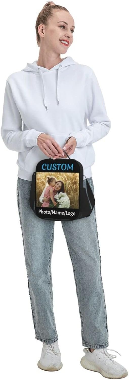 Grossiste sac à lunch isotherme personnalisable avec votre nom ou image, logo personnalisé, équipé d'une bandoulière ajustable et de 3 niveaux de protection, sac de pique-nique réutilisable. Fabricant de sacs en vrac pour toutes vos occasions. Grossiste sac à lunch isotherme personnalisable avec votre nom ou image, logo personnalisé, équipé d'une bandoulière ajustable et de 3 niveaux de protection, sac de pique-nique réutilisable. Fabricant de sacs en vrac pour toutes vos occasions.