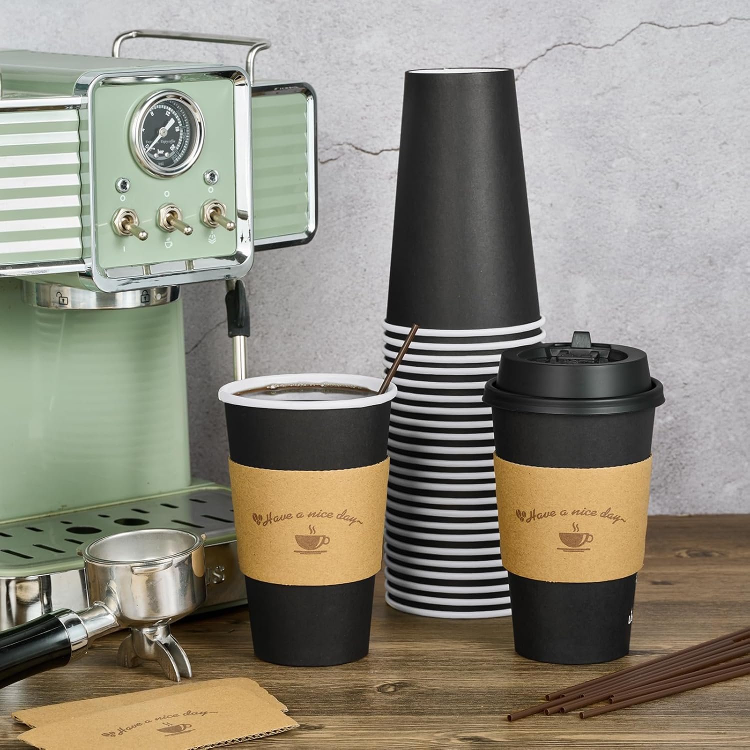 Grossiste gobelets en papier 16 oz avec couvercles et manches, café noir jetable, pour événements et voyages, Fabricant de solutions personnalisées, vente en gros disponibles. Grossiste gobelets en papier 16 oz avec couvercles et manches, café noir jetable, pour événements et voyages, Fabricant de solutions personnalisées, vente en gros disponibles.