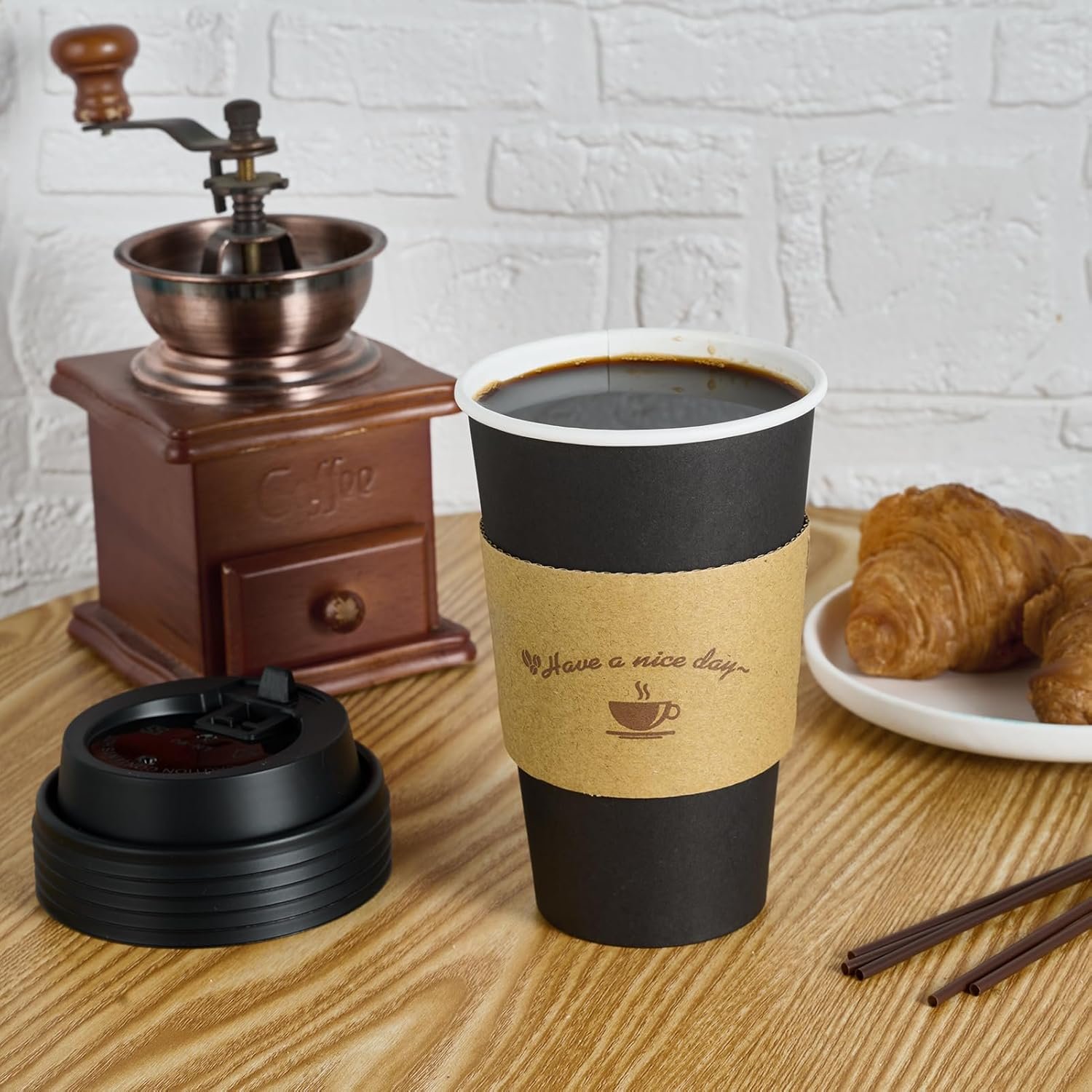 Grossiste gobelets en papier 16 oz avec couvercles et manches, café noir jetable, pour événements et voyages, Fabricant de solutions personnalisées, vente en gros disponibles. Grossiste gobelets en papier 16 oz avec couvercles et manches, café noir jetable, pour événements et voyages, Fabricant de solutions personnalisées, vente en gros disponibles.