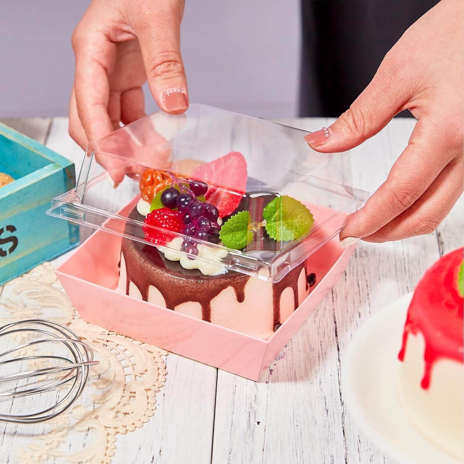 Grossiste en Vrac : Boîtes à Charcuterie Jetables Roses de 4 pouces avec Couvercles Clairs pour Cookies, Tranches de Gâteau, Mini Gâteaux, et Fraises en Chocolat - OEM Fournisseur de Boîtes à Desserts