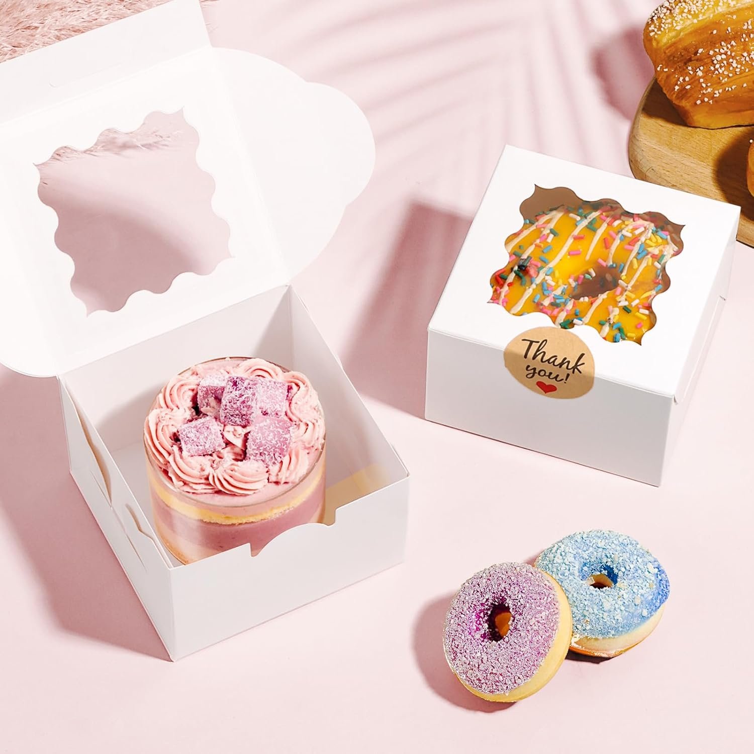 Grossiste Boîtes à Cookies Blanches 26pcs avec Fenêtre, 4x4x2,5 Pouces Petites Boîtes de Pâtisserie avec 36 Autocollants, OEM pour Gâteaux, Cookies, Desserts, Pâtisseries, Donuts, Macarons, Fraises, Chocolats, Cupcakes, Bonbons, Marque Blanche.