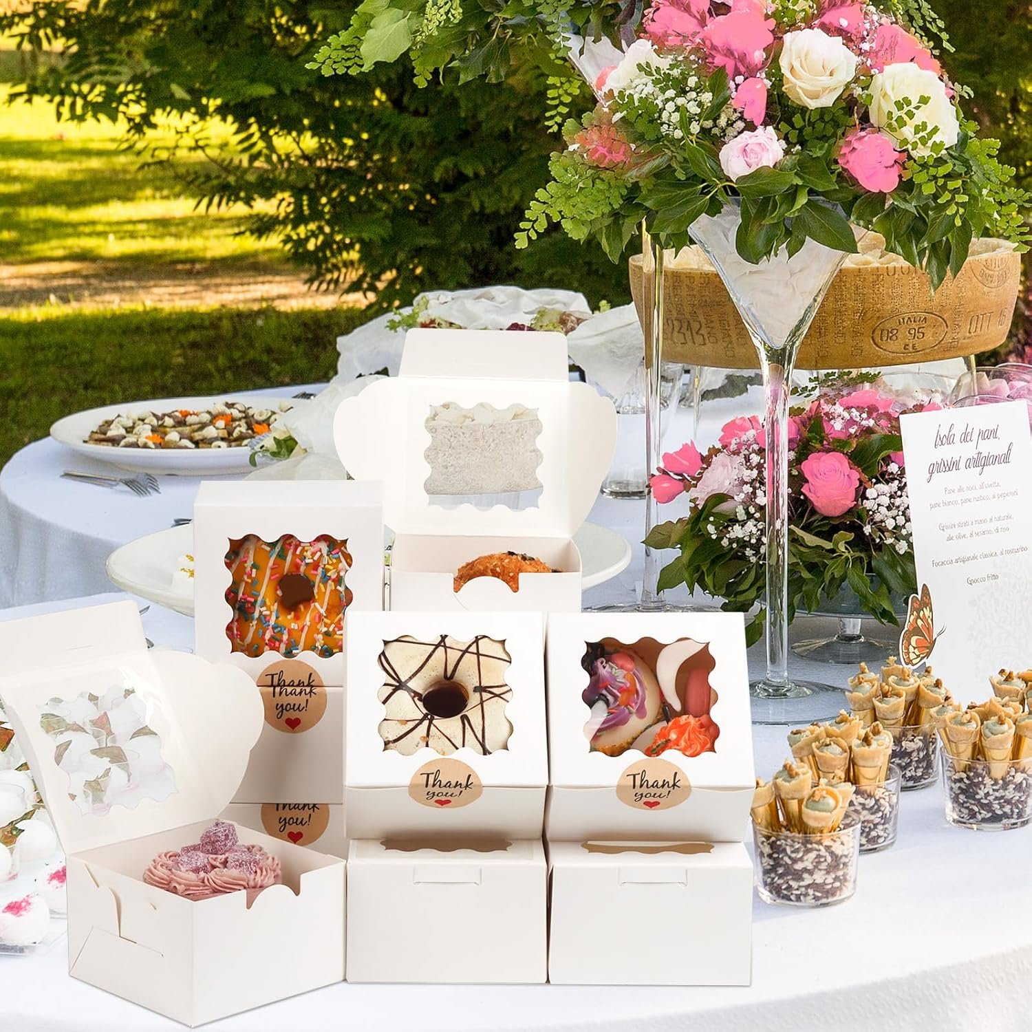 Grossiste Boîtes à Cookies Blanches 26pcs avec Fenêtre, 4x4x2,5 Pouces Petites Boîtes de Pâtisserie avec 36 Autocollants, OEM pour Gâteaux, Cookies, Desserts, Pâtisseries, Donuts, Macarons, Fraises, Chocolats, Cupcakes, Bonbons, Marque Blanche.