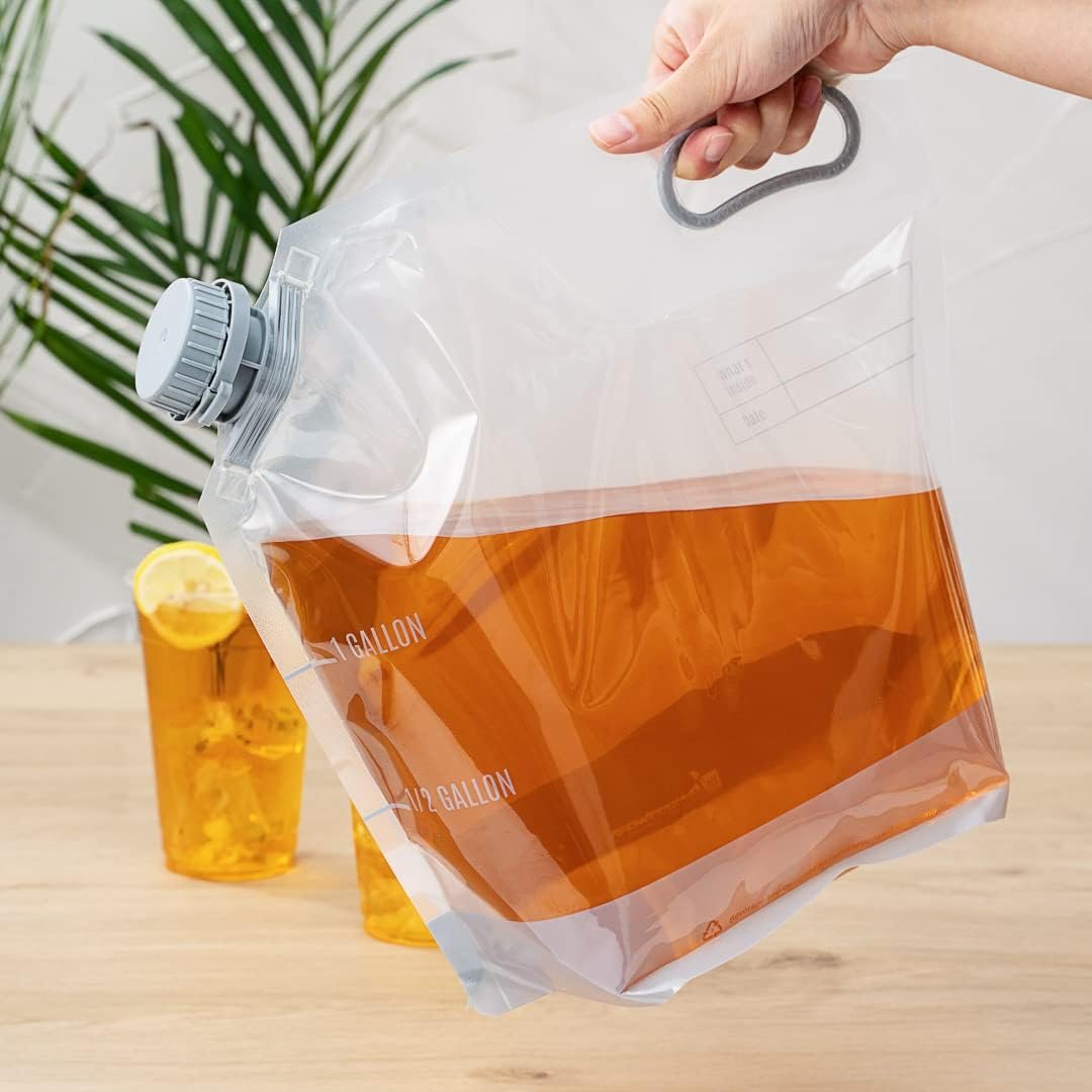 Containers d'eau de 1 gallon avec 10 sacs à boisson en plastique clair, vendus en gros, incluant des bouchons à preuve d'altération. Solution idéale pour les événements de traiteur, le camping ou la randonnée, ces sacs sont dotés d'une poignée durable et conviennent à une marque blanche.