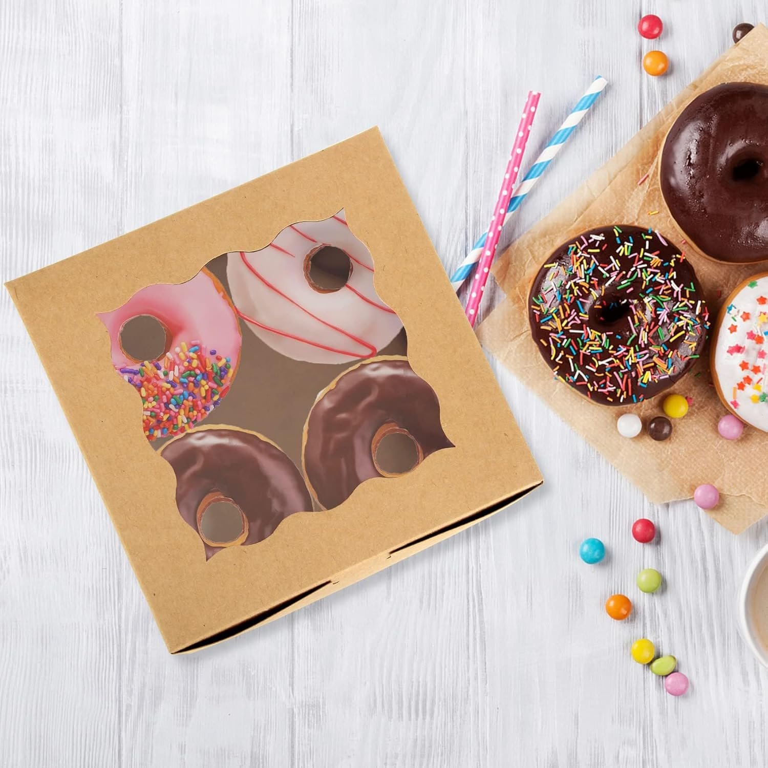 Boîte à pâtisserie en kraft avec fenêtre pour 60 pièces, 6 x 6 x 3 pouces, vente en gros, fabriquée par un fournisseur, avec logo personnalisé.