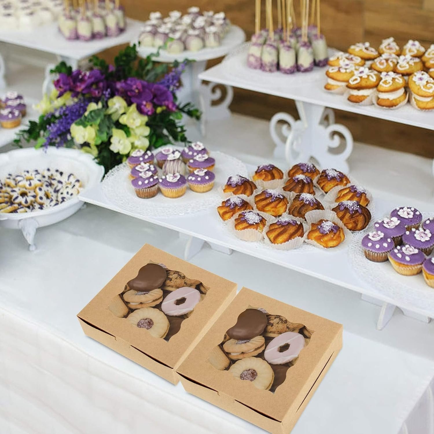 Boîte à pâtisserie en kraft avec fenêtre pour 60 pièces, 6 x 6 x 3 pouces, vente en gros, fabriquée par un fournisseur, avec logo personnalisé.