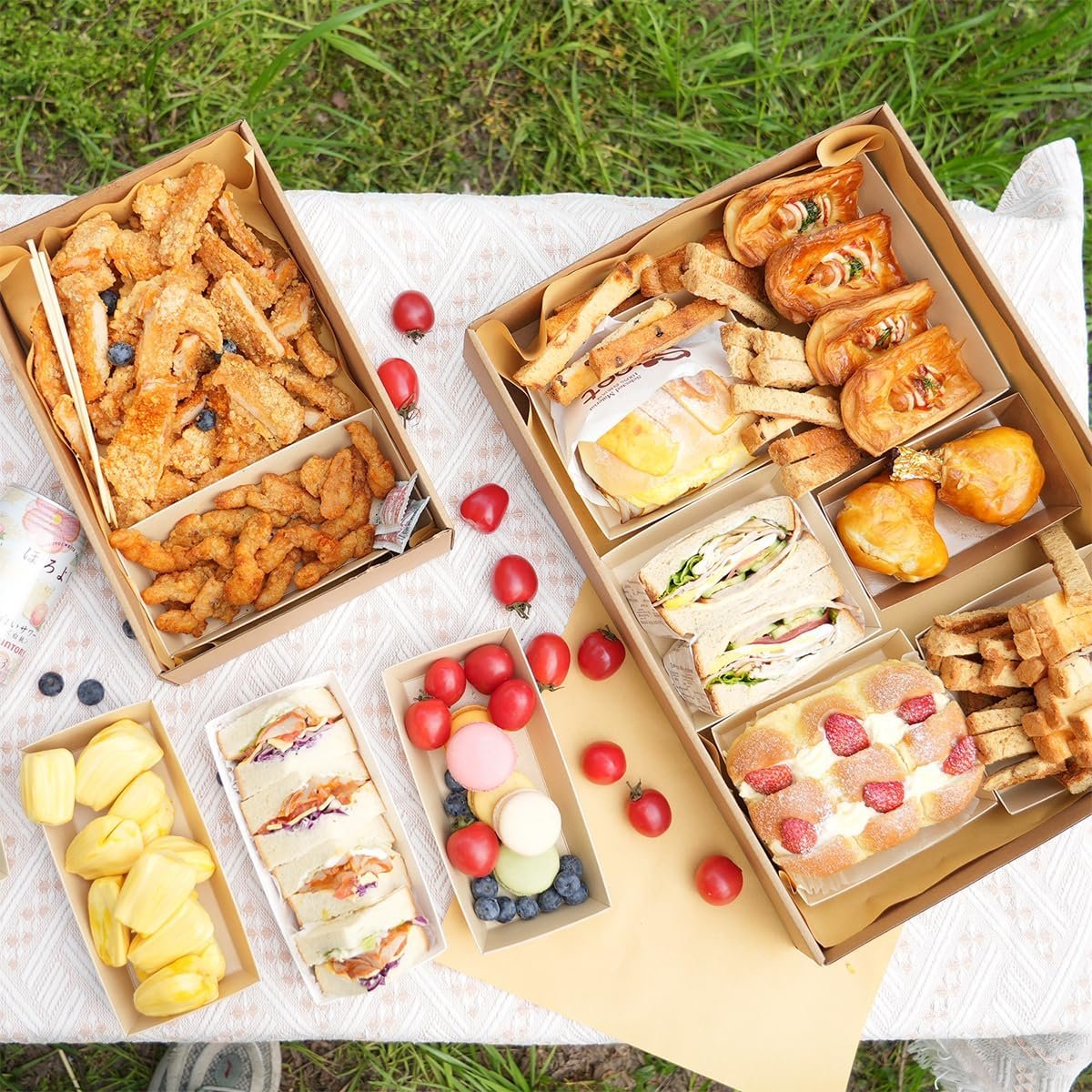 Grossiste en Vrac : Boîtes à pâtisserie en carton avec fenêtre, 17.7x12.2x3.15 pouces, contenants pour emporter les gâteaux, tartes, muffins et biscuits, Fabricant de boîtes avec logo personnalisé. Grossiste en Vrac : Boîtes à pâtisserie en carton avec fenêtre, 17.7x12.2x3.15 pouces, contenants pour emporter les gâteaux, tartes, muffins et biscuits, Fabricant de boîtes avec logo personnalisé.
