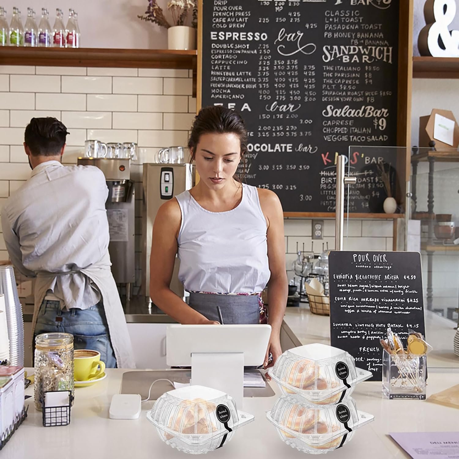 Grossiste Contenants à Emporter en Plastique Clamshell Transparents 200 Packs 6 x 6 x 3,15 pouces, Boîtes Hinge Jetables pour Desserts, Gâteaux, Salades, Hamburgers, Sandwiches avec 200 Étiquettes Fait Main, Logo Personnalisé et Fabricant.