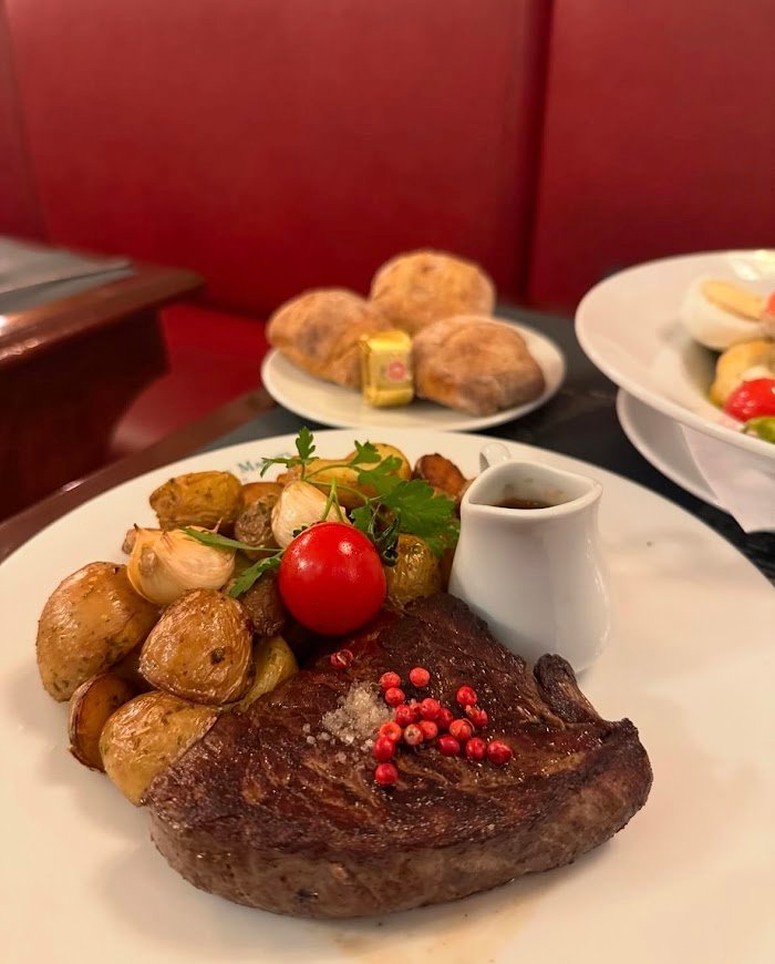 Avis honnête sur Les Deux Magots à Paris, France : À quoi s'attendre vraiment ?