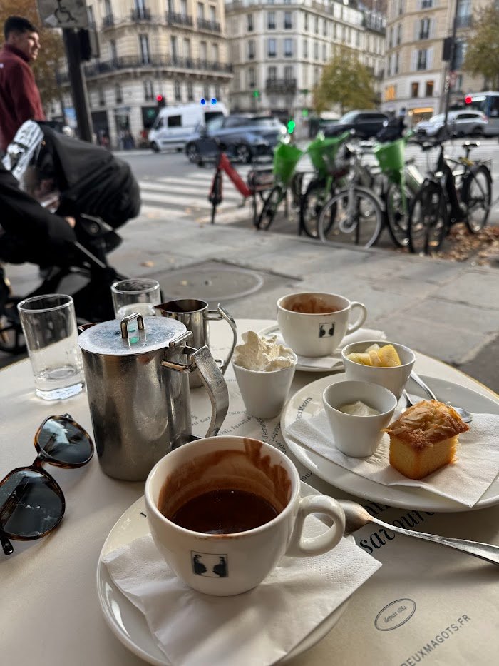 Avis honnête sur Les Deux Magots à Paris, France : À quoi s'attendre vraiment ?