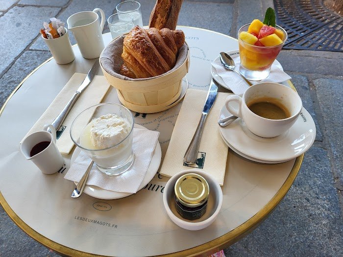 Avis honnête sur Les Deux Magots à Paris, France : À quoi s'attendre vraiment ?