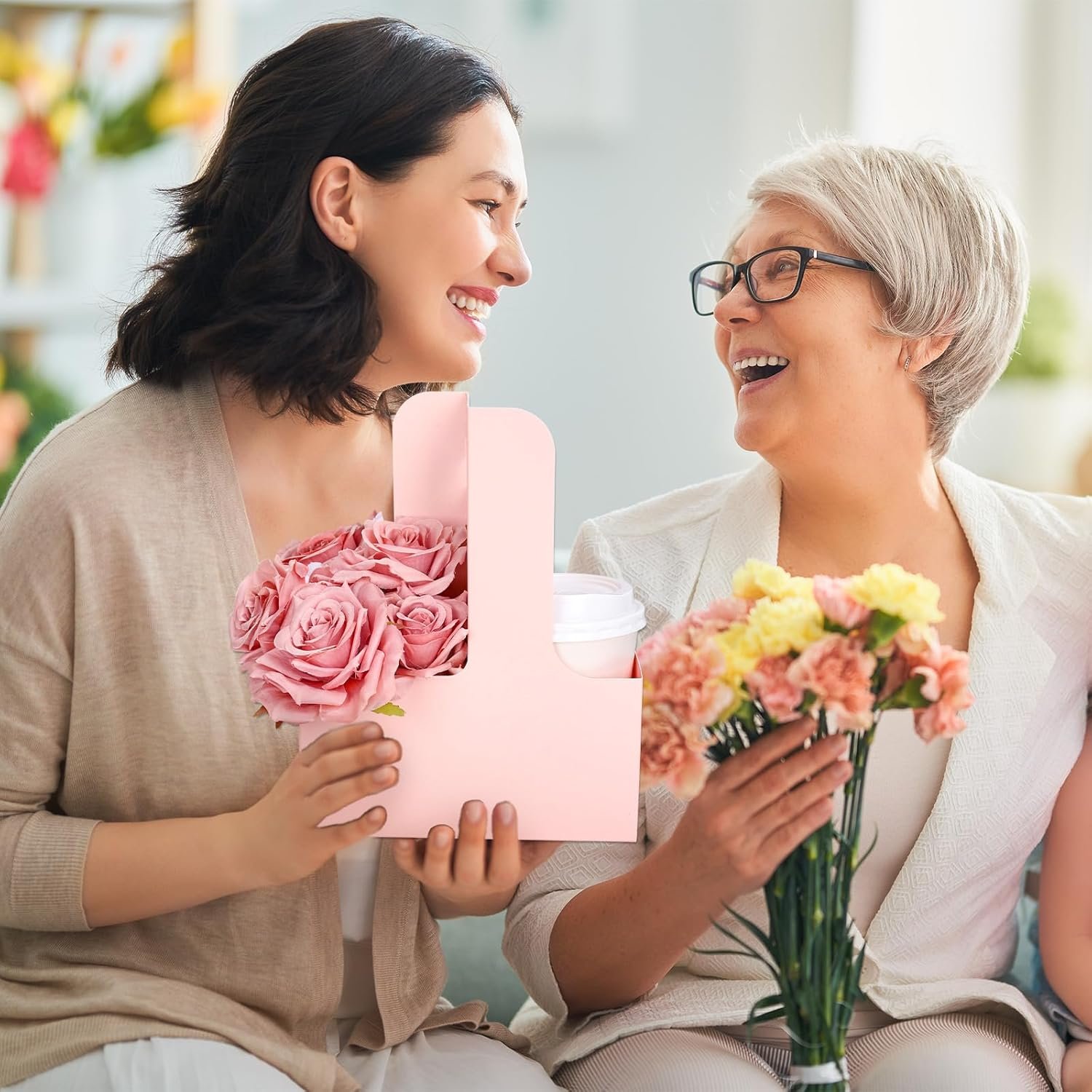 Grossiste en gros de porte-cadeaux pour la Fête des Mères avec poignée 24 pièces, fabricants de boîte cadeau rectangulaire en papier kraft pour boire 2 tasses, filtre fleurs de couleur rose, noir, blanc pour la Saint-Valentin, le mariage, l'anniversaire ou la baby shower, personnalisé avec logo.