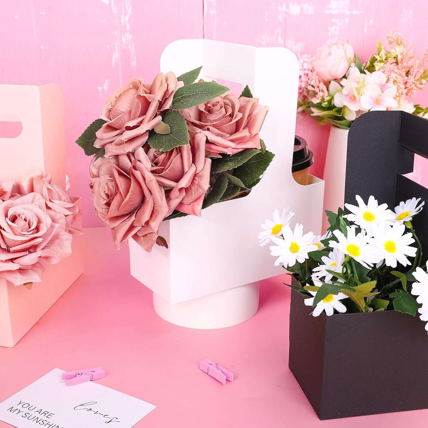 Grossiste en gros de porte-cadeaux pour la Fête des Mères avec poignée 24 pièces, fabricants de boîte cadeau rectangulaire en papier kraft pour boire 2 tasses, filtre fleurs de couleur rose, noir, blanc pour la Saint-Valentin, le mariage, l'anniversaire ou la baby shower, personnalisé avec logo.