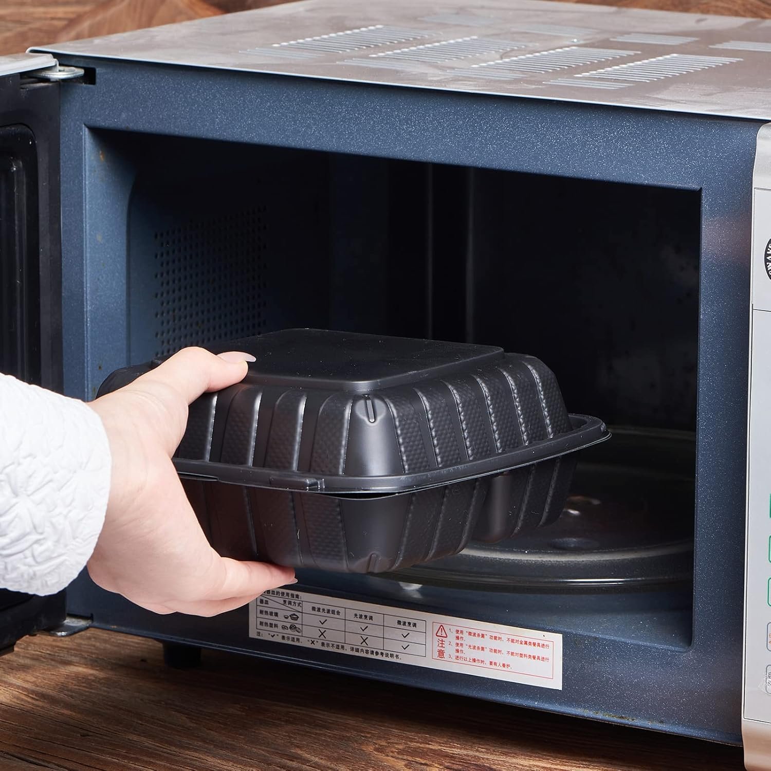 Grossiste de plateaux à emporter en plastique à 3 compartiments, 50 unités, conteneurs jetables robustes avec couvercle sécurisé, marque blanche et fabrication sur demande pour la préparation de repas et le service traiteur.