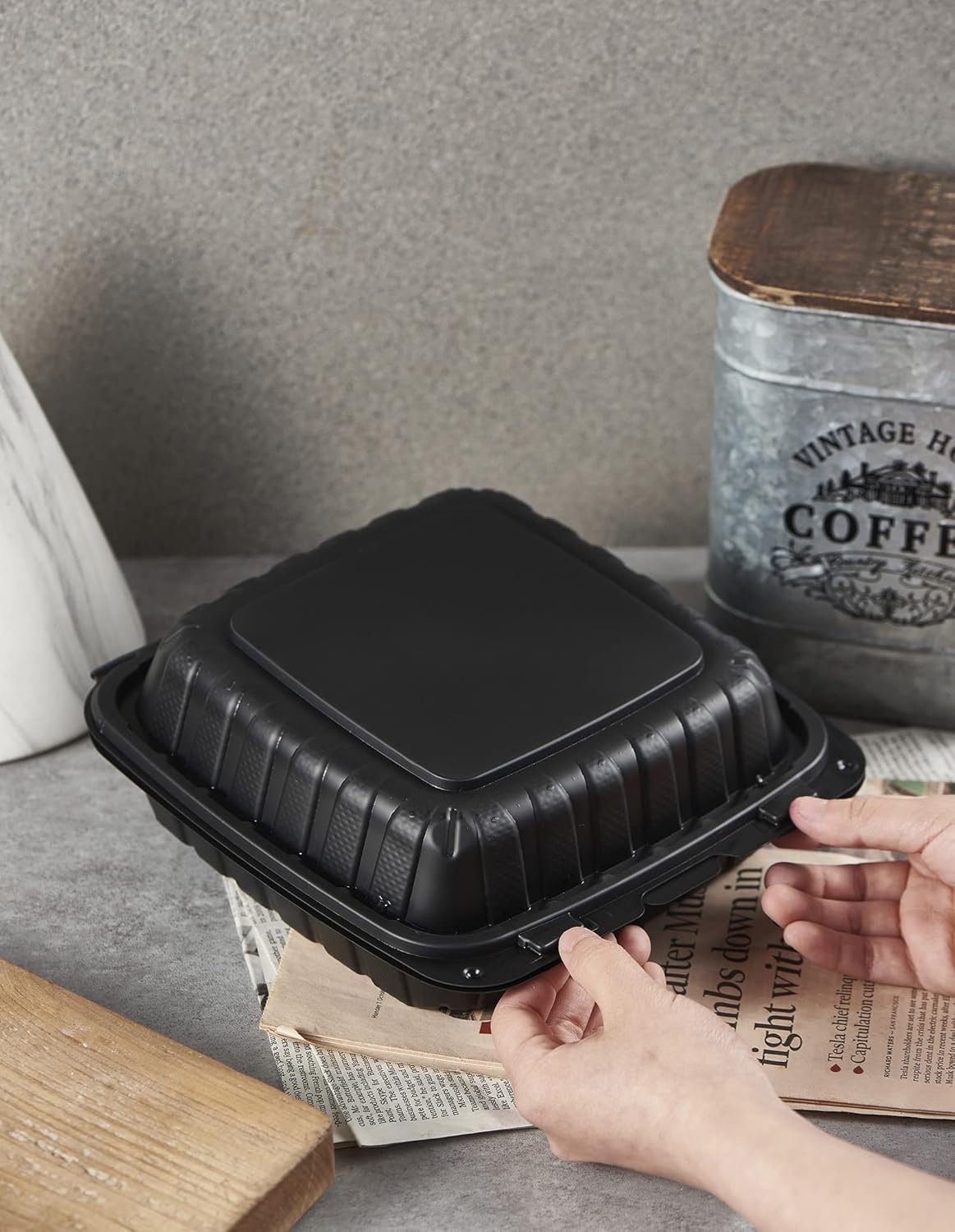 Grossiste de plateaux à emporter en plastique à 3 compartiments, 50 unités, conteneurs jetables robustes avec couvercle sécurisé, marque blanche et fabrication sur demande pour la préparation de repas et le service traiteur.