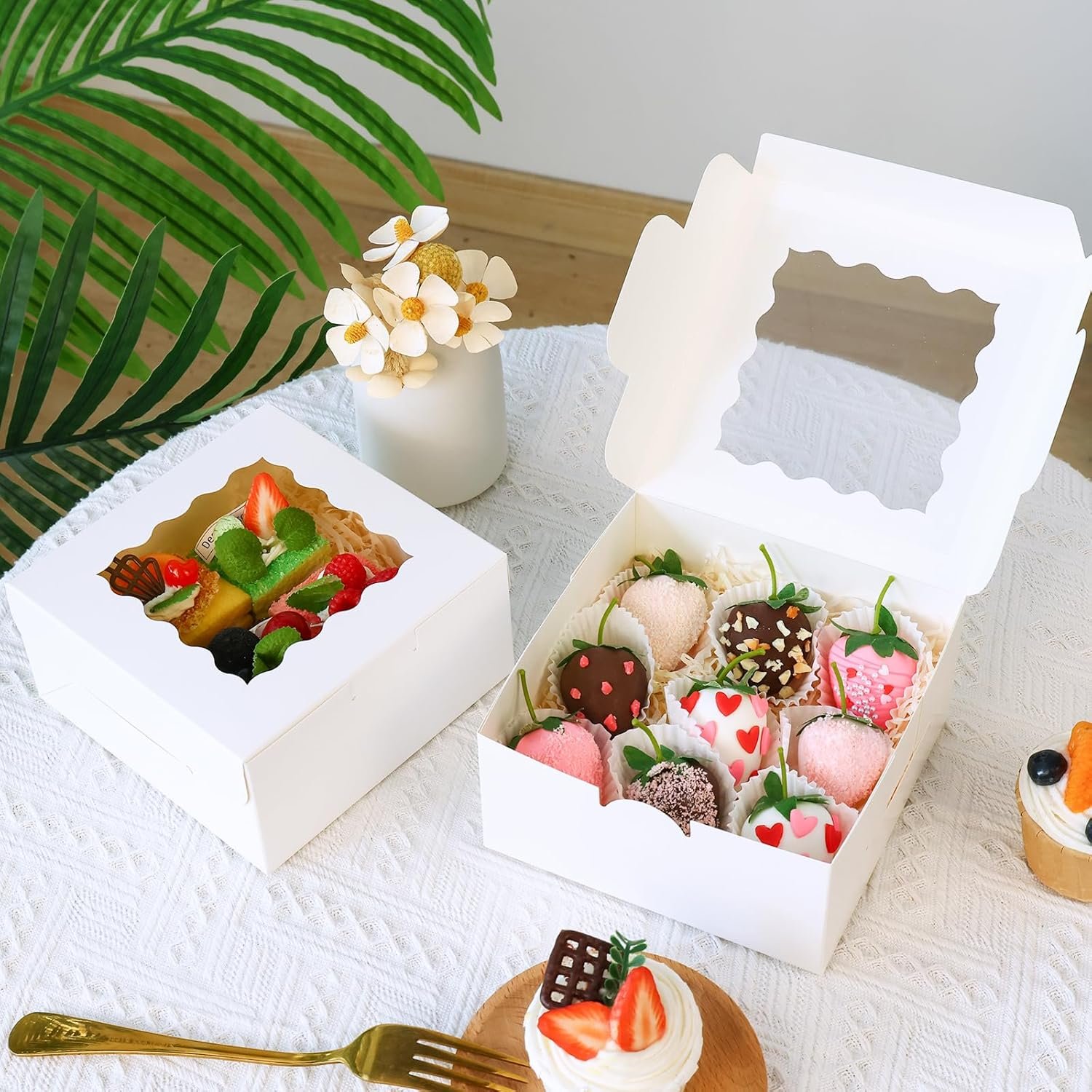 Grossiste boîtes à pâtisserie 80 pcs 6x6x3 pouces, conteneurs pour petits délices, idéale pour macarons et cupcakes, avec fenêtre, fournisseur en vente en gros. Logo Personnalisé disponible. Grossiste boîtes à pâtisserie 80 pcs 6x6x3 pouces, conteneurs pour petits délices, idéale pour macarons et cupcakes, avec fenêtre, fournisseur en vente en gros. Logo Personnalisé disponible.