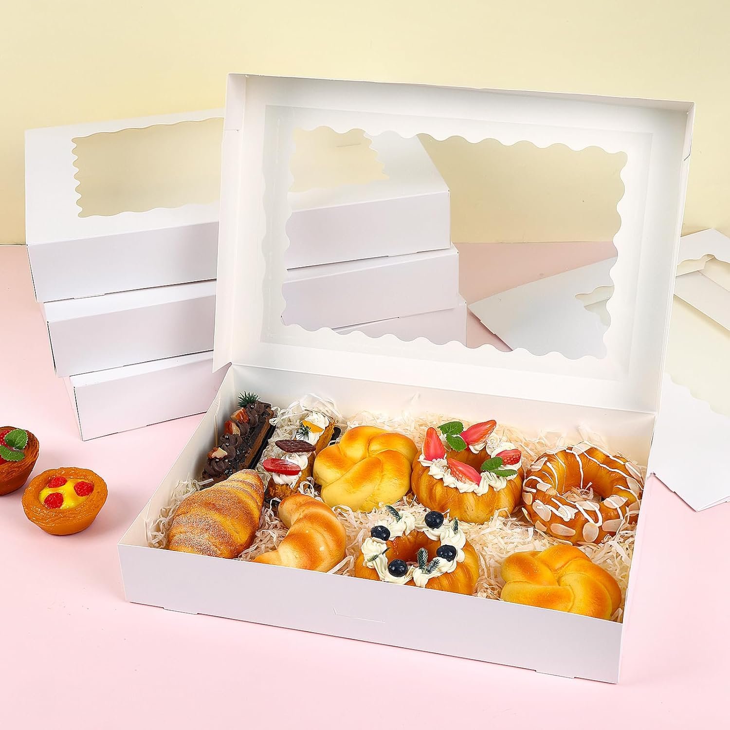 Grossiste en Vrac Boîtes à Gâteaux 25 pièces avec Fenêtre, Boîtes à Pâtisserie Auto-Pop-up 16x11x2,5in pour Treats, Desserts, Chocolats, Tartes, Muffins, Donuts, Marque Blanche, Fabricant.