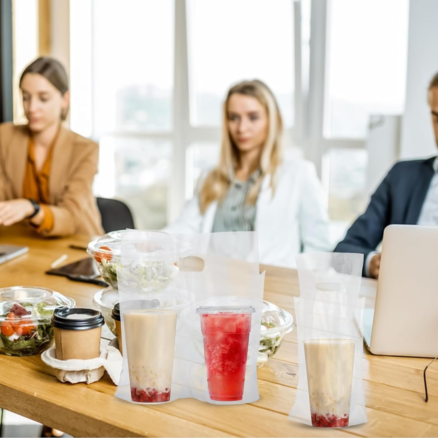 Grossiste de sacs à boissons jetables avec poignée 400 Pcs 2 porte-gobelets pour café à emporter, Logo Personnalisé pour la livraison, Fournisseur de sacs clairs pour boissons, jus, lait et thé.