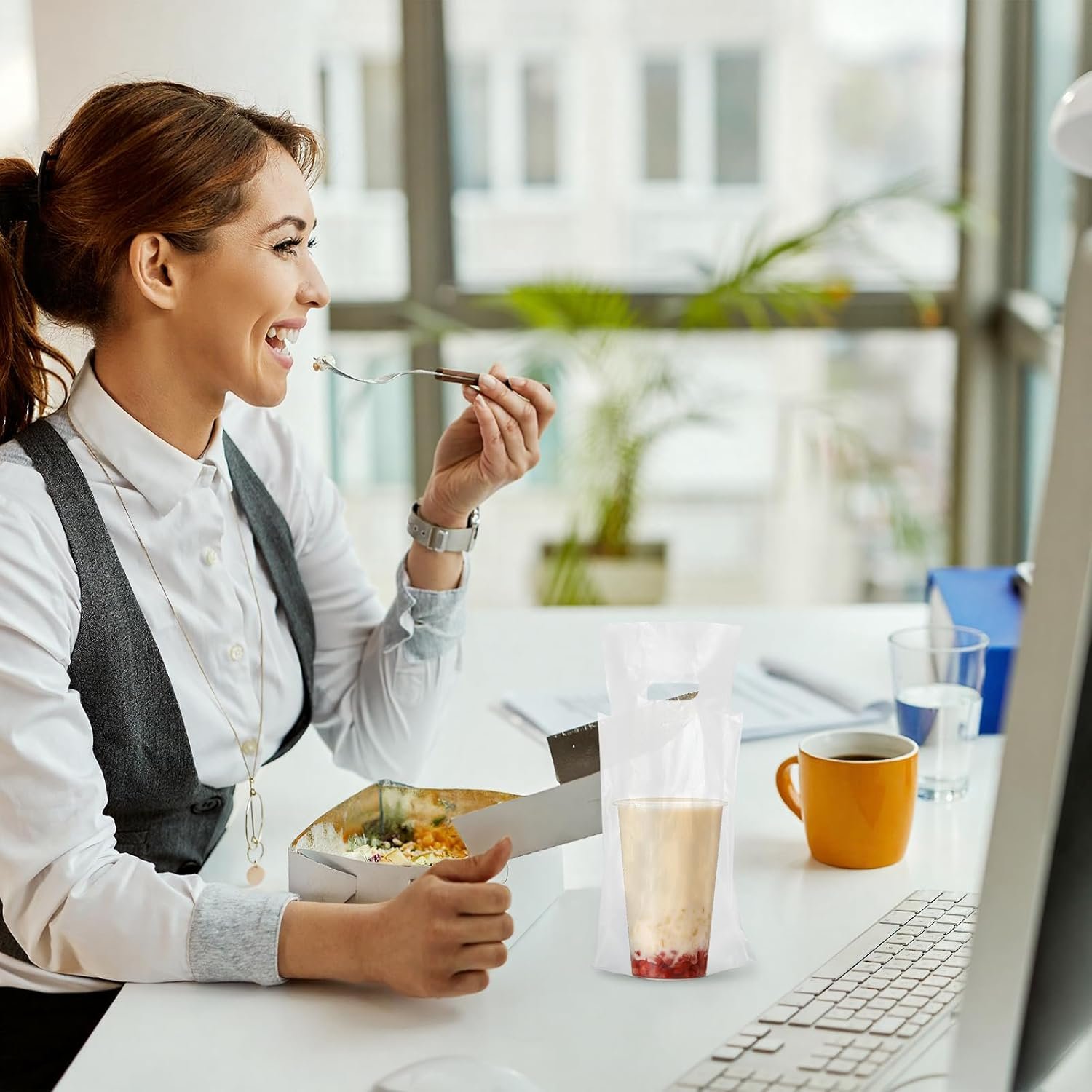 Grossiste de sacs à boissons jetables avec poignée 400 Pcs 2 porte-gobelets pour café à emporter, Logo Personnalisé pour la livraison, Fournisseur de sacs clairs pour boissons, jus, lait et thé.