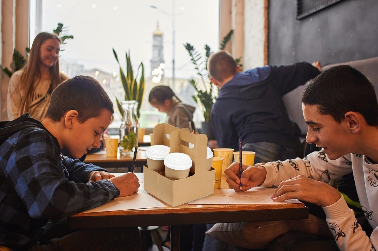 Grossiste en Vrac : Pack de 20 porte-gobelets Kraft avec poignées, support en papier jetable pour 2 boissons chaudes ou froides, idéal pour les restaurants, les cafés et la livraison à emporter, avec logo personnalisé. Grossiste en Vrac : Pack de 20 porte-gobelets Kraft avec poignées, support en papier jetable pour 2 boissons chaudes ou froides, idéal pour les restaurants, les cafés et la livraison à emporter, avec logo personnalisé.