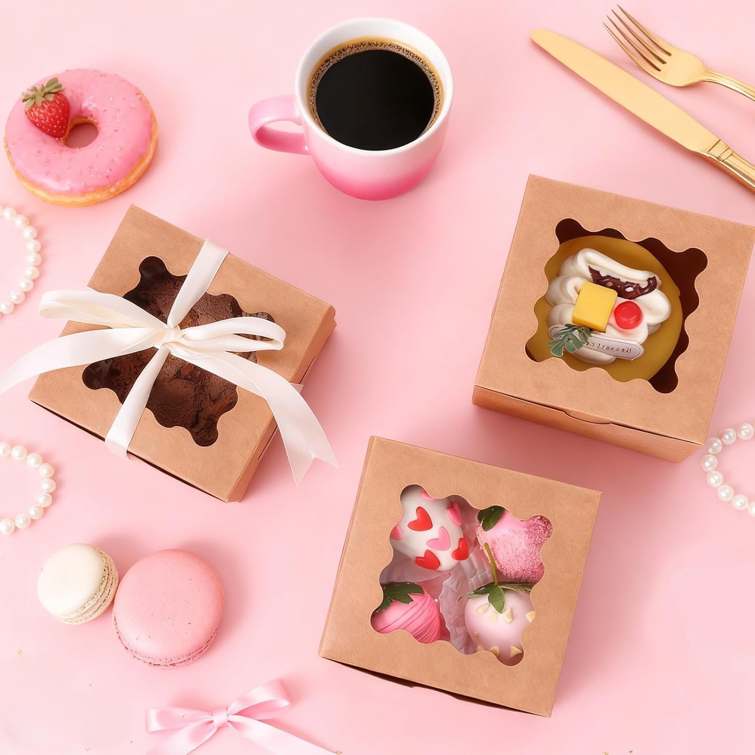 Grossiste en boîtes à biscuits avec fenêtre, 50pcs, 4x4x2.5 pouces, contenant pour pâtisseries, logo personnalisé, fabricant d'emballages pour petites friandises et desserts en vrac.