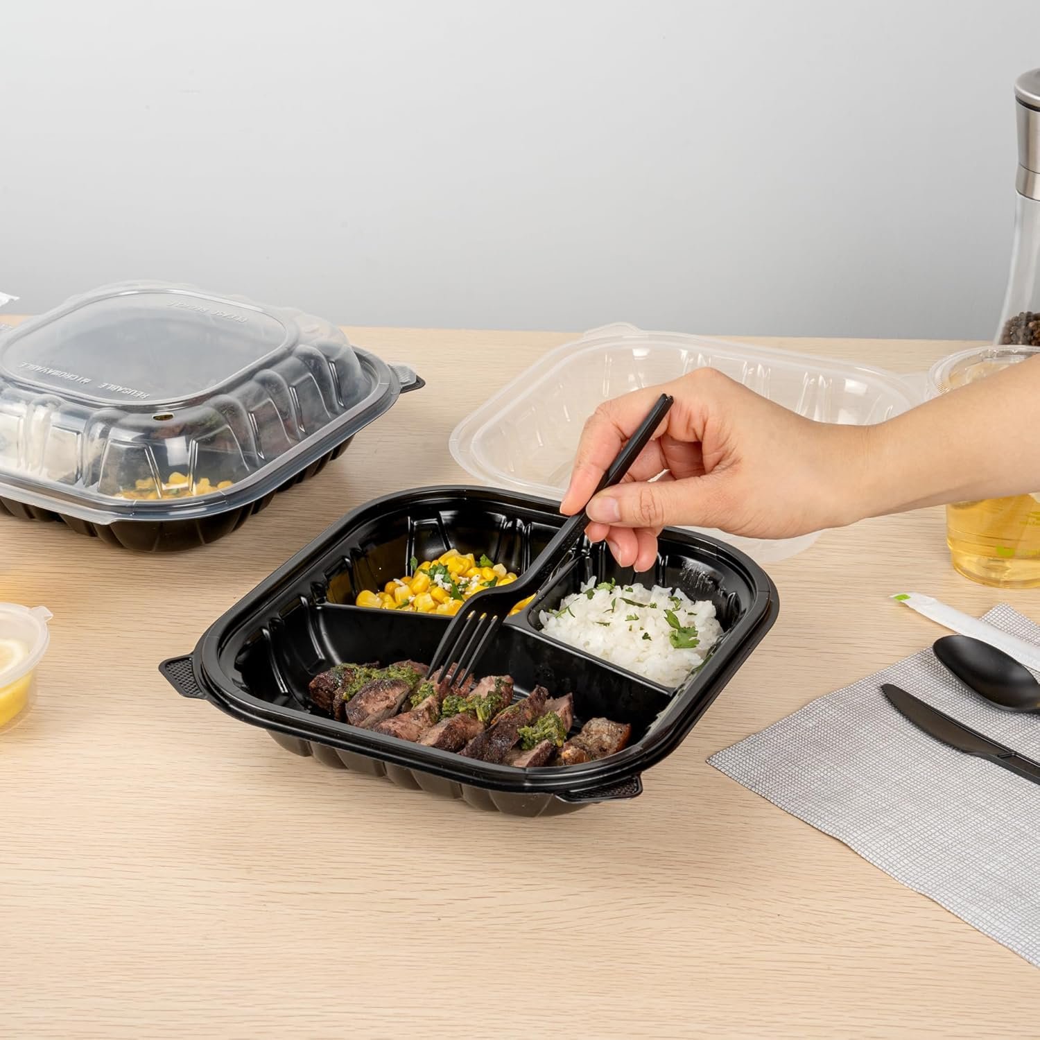 Grossiste en Vrac de Contenants en Plastique Noir 40 onces, 50 Boîtes à Emporter Jetables avec 3 Compartiments, Couvercles Ventilés, Idéales pour Salades et Pâtes, OEM, Fournisseur de Récipients pour Préparation de Repas Microwavables.