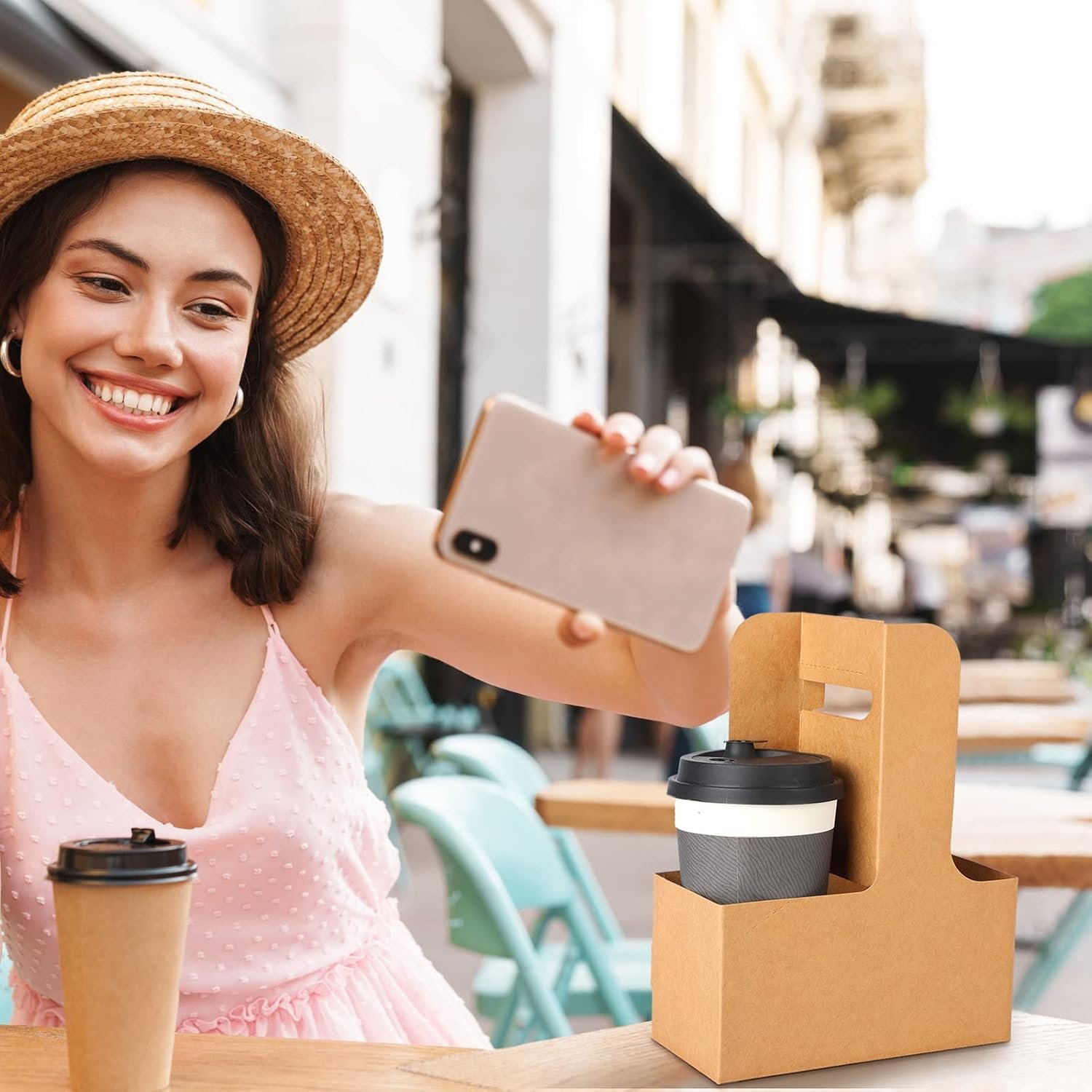 Grossiste de porte-gobelets à deux tasses en papier jetables avec poignées, idéal pour les restaurants et la livraison de nourriture, avec Logo Personnalisé, 100 unités, brun. Fabricant de support à emporter pour café.