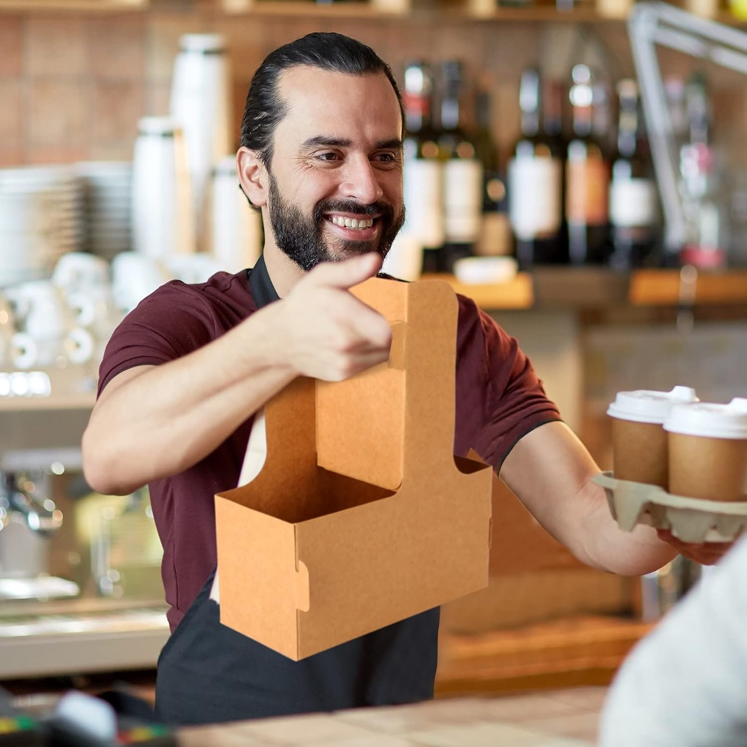 Grossiste de porte-gobelets à deux tasses en papier jetables avec poignées, idéal pour les restaurants et la livraison de nourriture, avec Logo Personnalisé, 100 unités, brun. Fabricant de support à emporter pour café.