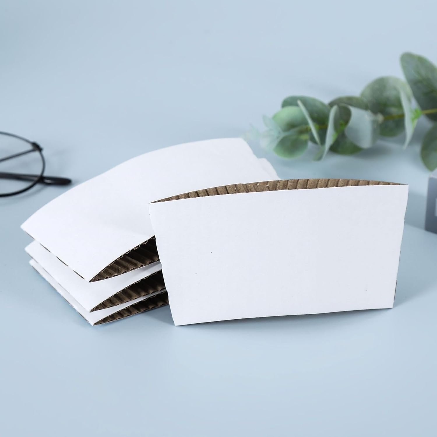 Grossiste 20-100PCS Manches en papier blanc personnalisées pour tasses à café, Fournisseur de manches en carton jetables, Logo personnalisé pour événements tels que mariages et baby showers.