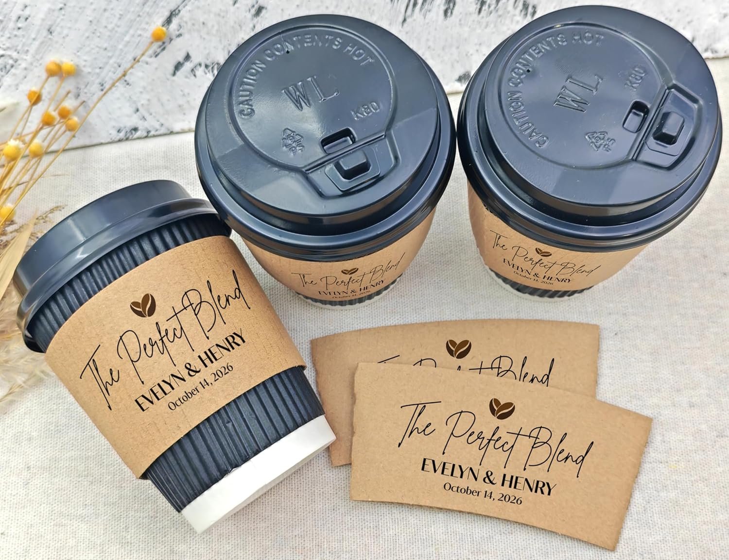 Grossiste en Favoris Personnalisés pour Mariage, Anniversaire ou Fiançailles, Manchons en Papier Écologiques pour Tasses de 8 à 20 oz, Logo Personnalisé et Fabricant de Manchons Durables en Carton Corrugué