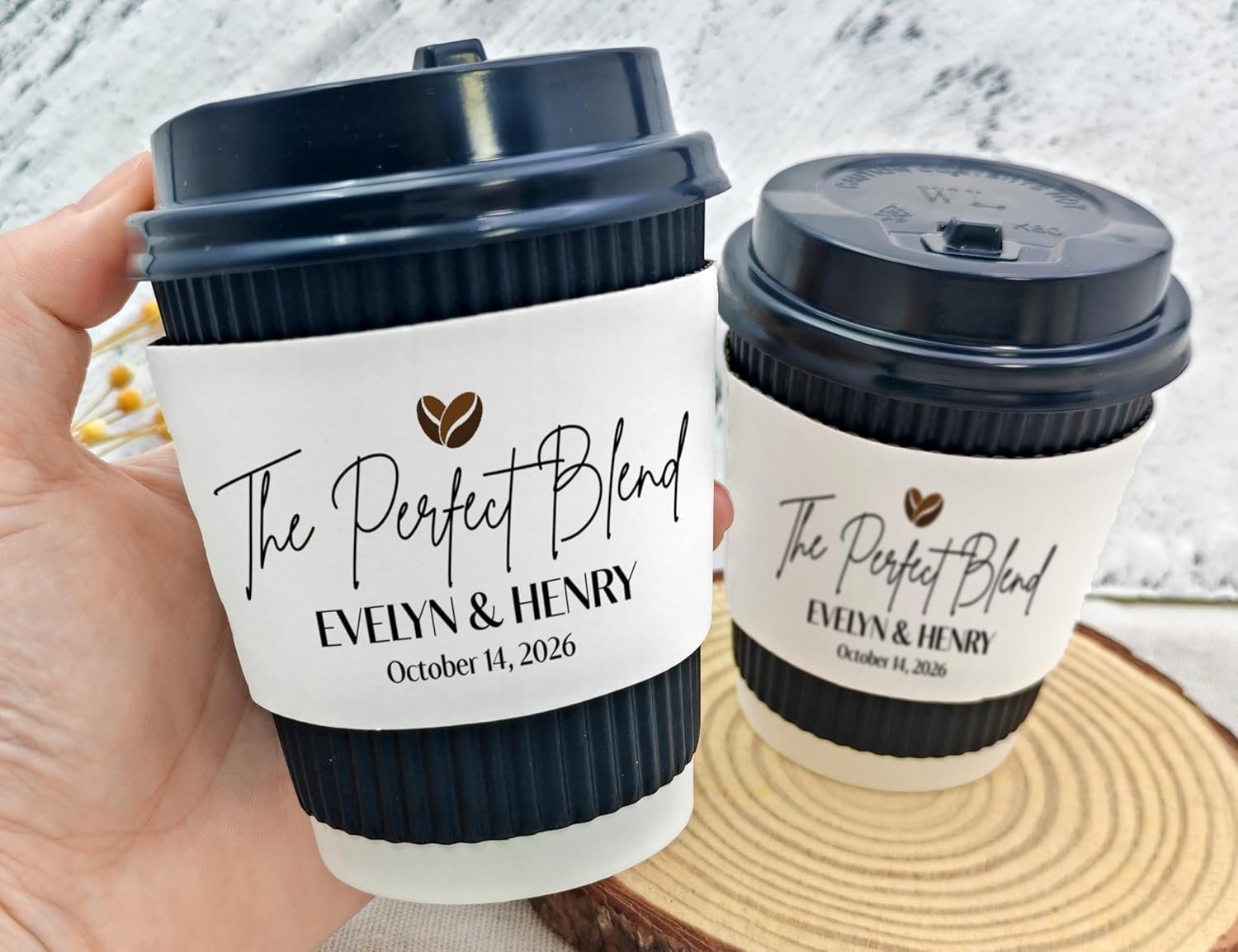 Grossiste en Favoris Personnalisés pour Mariage, Anniversaire ou Fiançailles, Manchons en Papier Écologiques pour Tasses de 8 à 20 oz, Logo Personnalisé et Fabricant de Manchons Durables en Carton Corrugué
