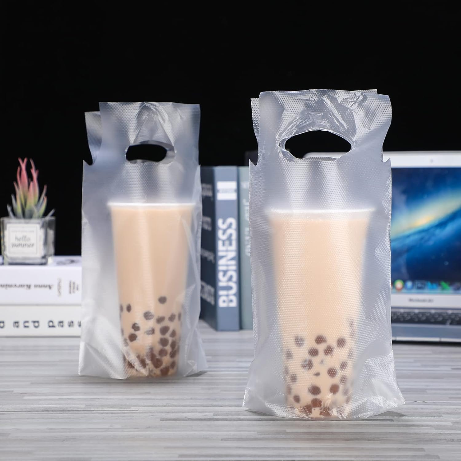 Grossiste sac à boisson pour livraison, logo personnalisé, support de tasse unique en plastique avec poignée, conteneur portable pour café, jus, 6 x 11 pouces, fabricant de solutions en vrac. Grossiste sac à boisson pour livraison, logo personnalisé, support de tasse unique en plastique avec poignée, conteneur portable pour café, jus, 6 x 11 pouces, fabricant de solutions en vrac.