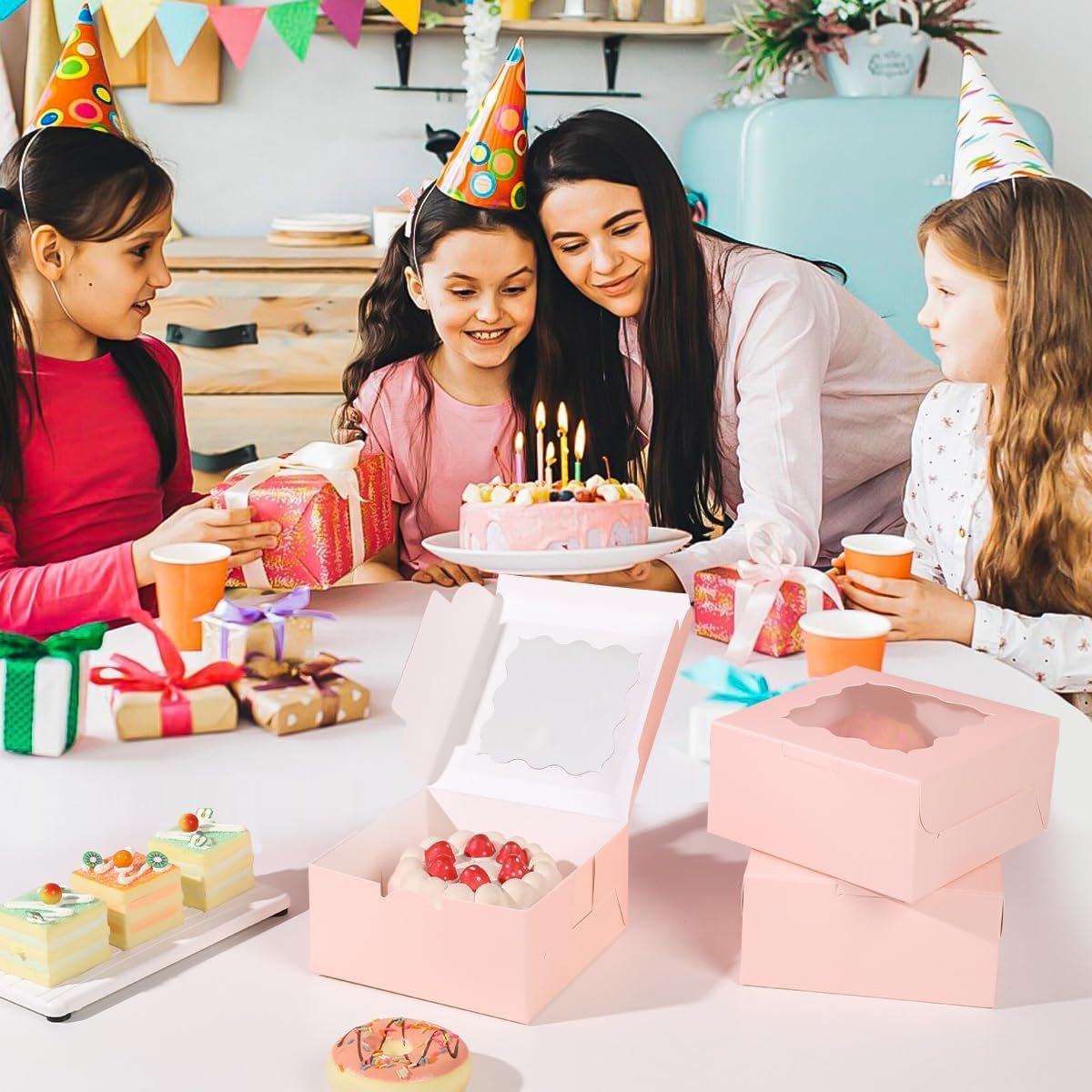 Grossiste en boîte à gâteau petite de 36 pcs 6x6x3 pouces avec fenêtre, logo personnalisé, idéal pour pâtisseries, desserts, fraises, chocolats, cupcakes en vente en gros.