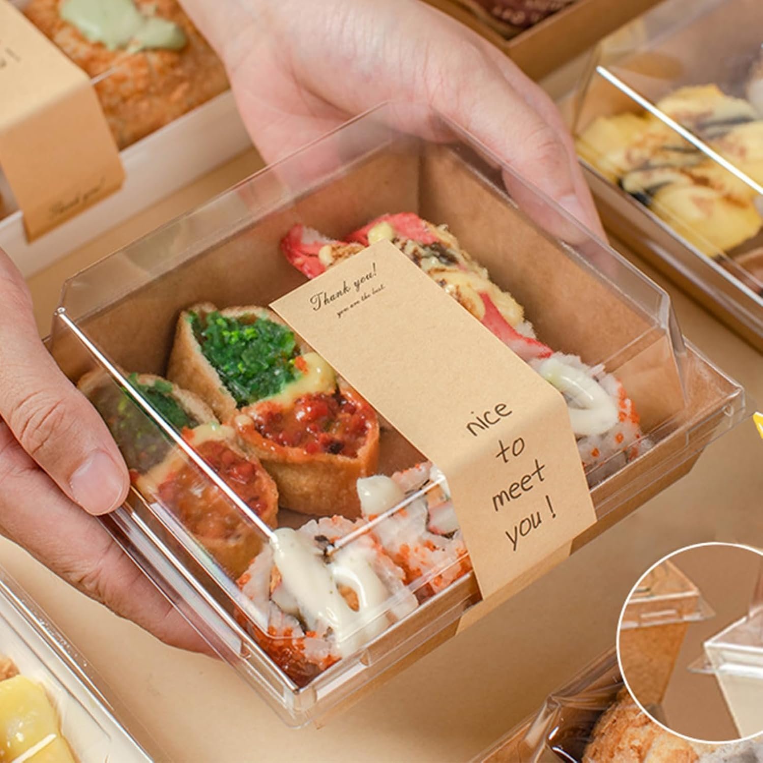 Grossiste en Vrac, 100 Boîtes de Charcuterie Miniatures avec Couvercles Transparente, 5 Pouces, Fournisseur de Contenants Alimentaires Jetables pour Cookies, Sushi, Part de Gâteau, Muffins, Logo Personnalisé.