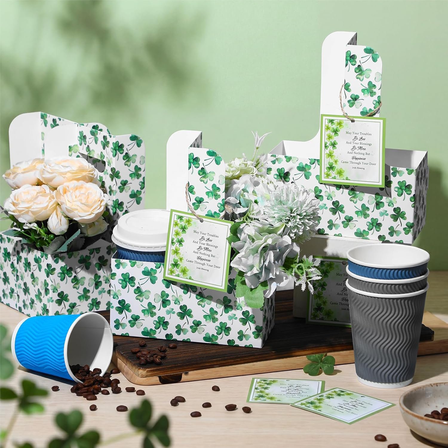 Grossiste en fournitures de fête, support à boissons à 2 tasses avec poignée 12 ensembles Shamrock, carte de bénédiction irlandaise en papier kraft, capacité de 12 à 30 oz pour boissons chaudes et froides, fournisseur de produits jetables, OEM. Grossiste en fournitures de fête, support à boissons à 2 tasses avec poignée 12 ensembles Shamrock, carte de bénédiction irlandaise en papier kraft, capacité de 12 à 30 oz pour boissons chaudes et froides, fournisseur de produits jetables, OEM.