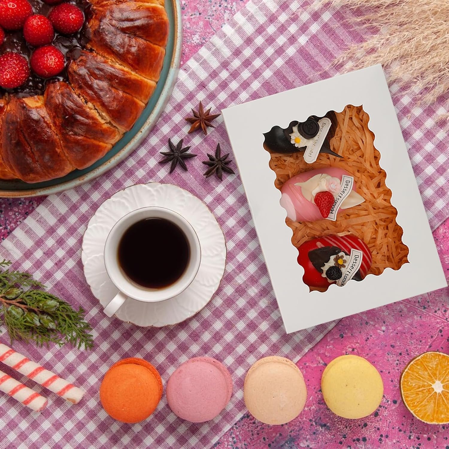 Boîtes à pâtisserie blanches de 50pcs 8x6x2.5 pouces, vente en gros, logo personnalisé, fabriquées par un fournisseur spécialisé, parfaites pour les fraises en chocolat, muffins et autres douceurs.