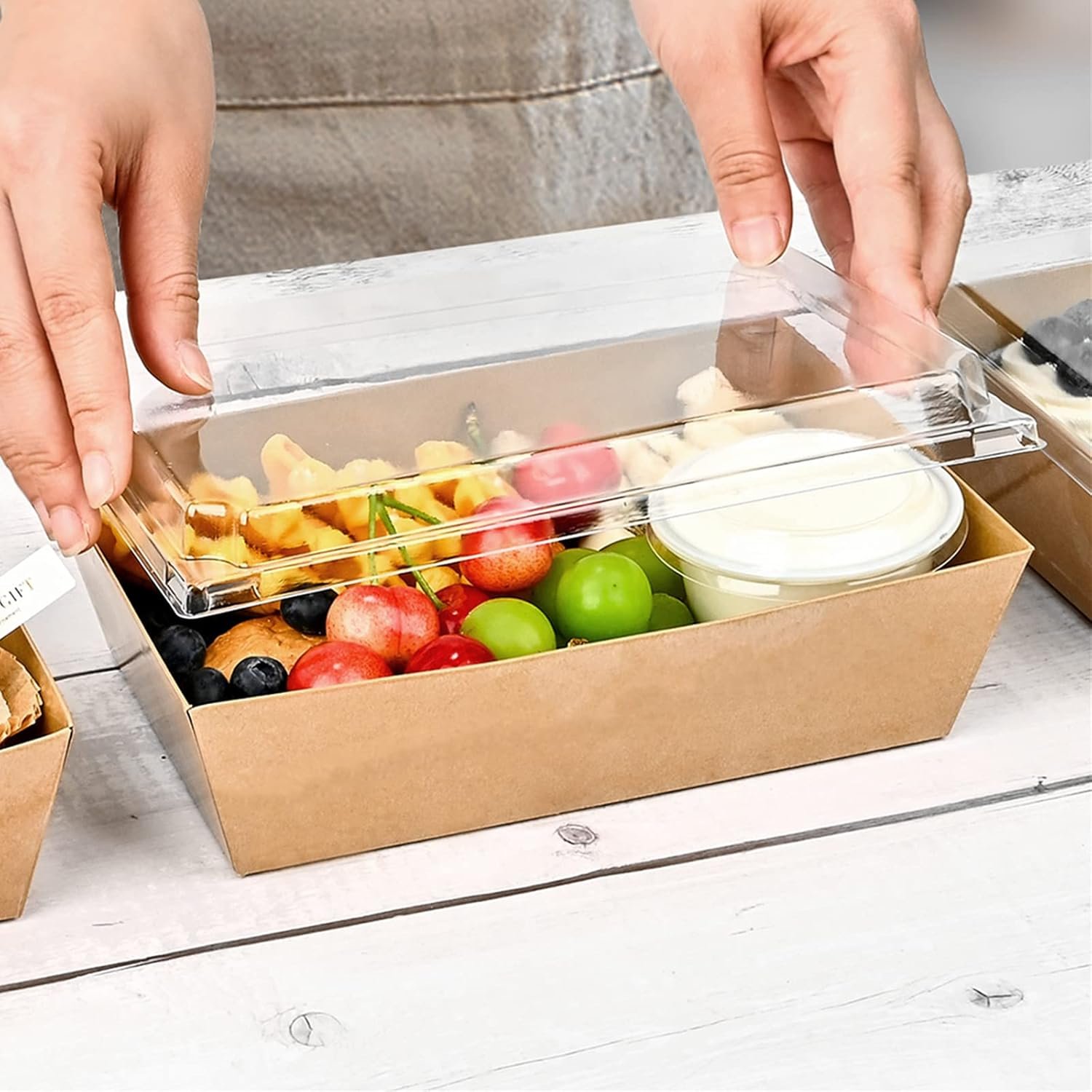 Grossiste de boîtes à charcuterie en papier 8 x 6 pouces avec couvercles transparents, 20 pièces, contenant alimentaire jetable pour part de gâteau, cupcakes, sandwichs, OEM et solutions en vrac pour boulangeries.