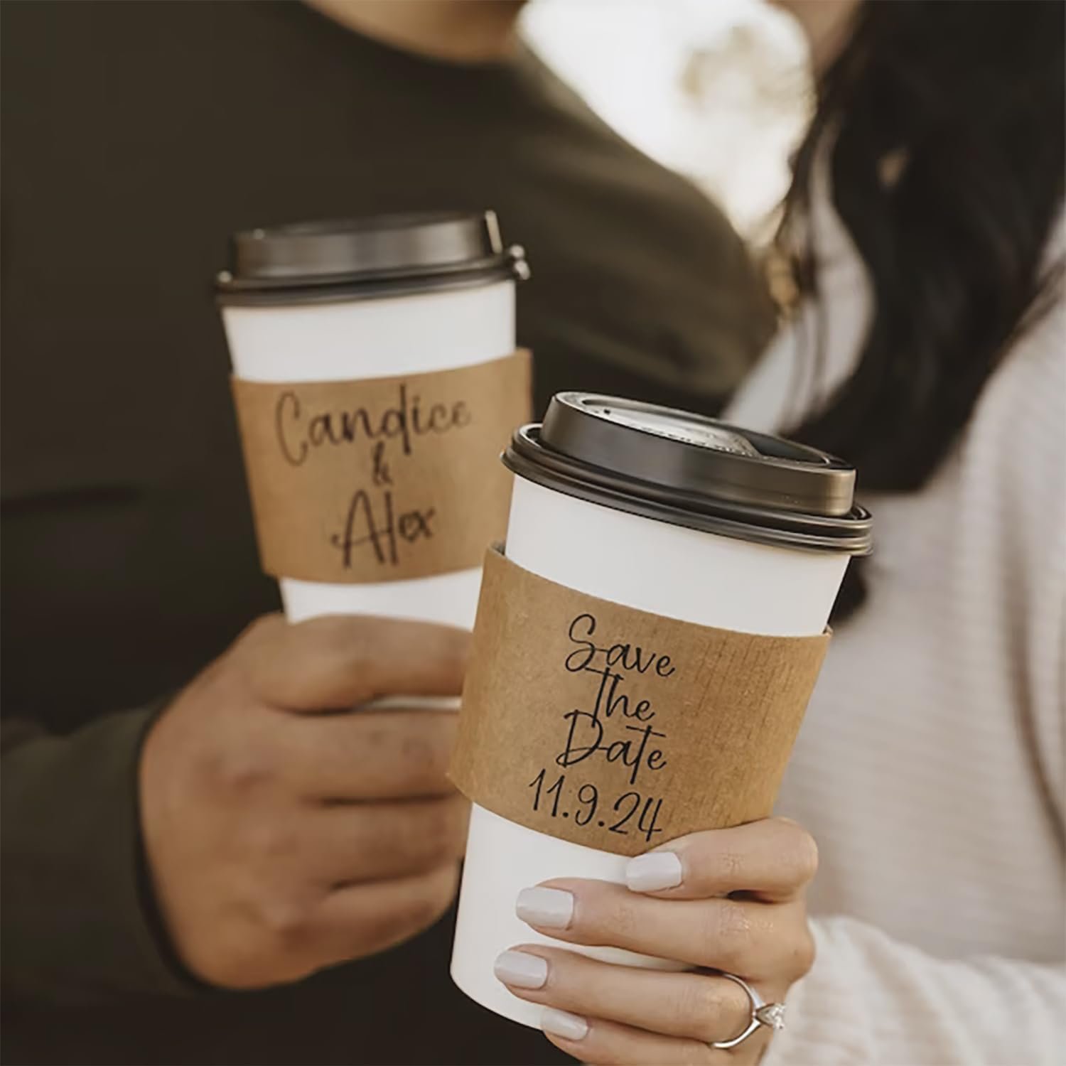 Grossiste en manches de café Kraft personnalisées, logos sur mesure pour entreprise, bureau, coffee shop, événements de mariage et voyages - Fabricant de solutions personnalisées.