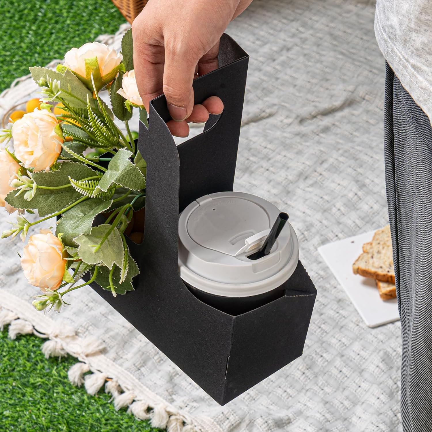 Grossiste support à boisson 6 pack 2/4 tasses avec poignée - Porte-gobelet en carton kraft robuste pour boissons chaudes/froides, livraison de nourriture, plats à emporter, soirées (noir, jetable, 6 unités) - Logo Personnalisé, Fabricant.