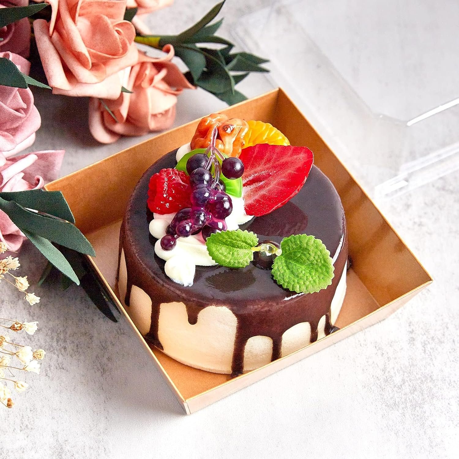 Grossiste en Vrac, boîtes à charcuterie jetables de 4 pouces avec couvercles transparents, parfaites pour desserts tels que cookies, parts de gâteau, mini gâteaux, fraises en chocolat - Logo Personnalisé disponible.